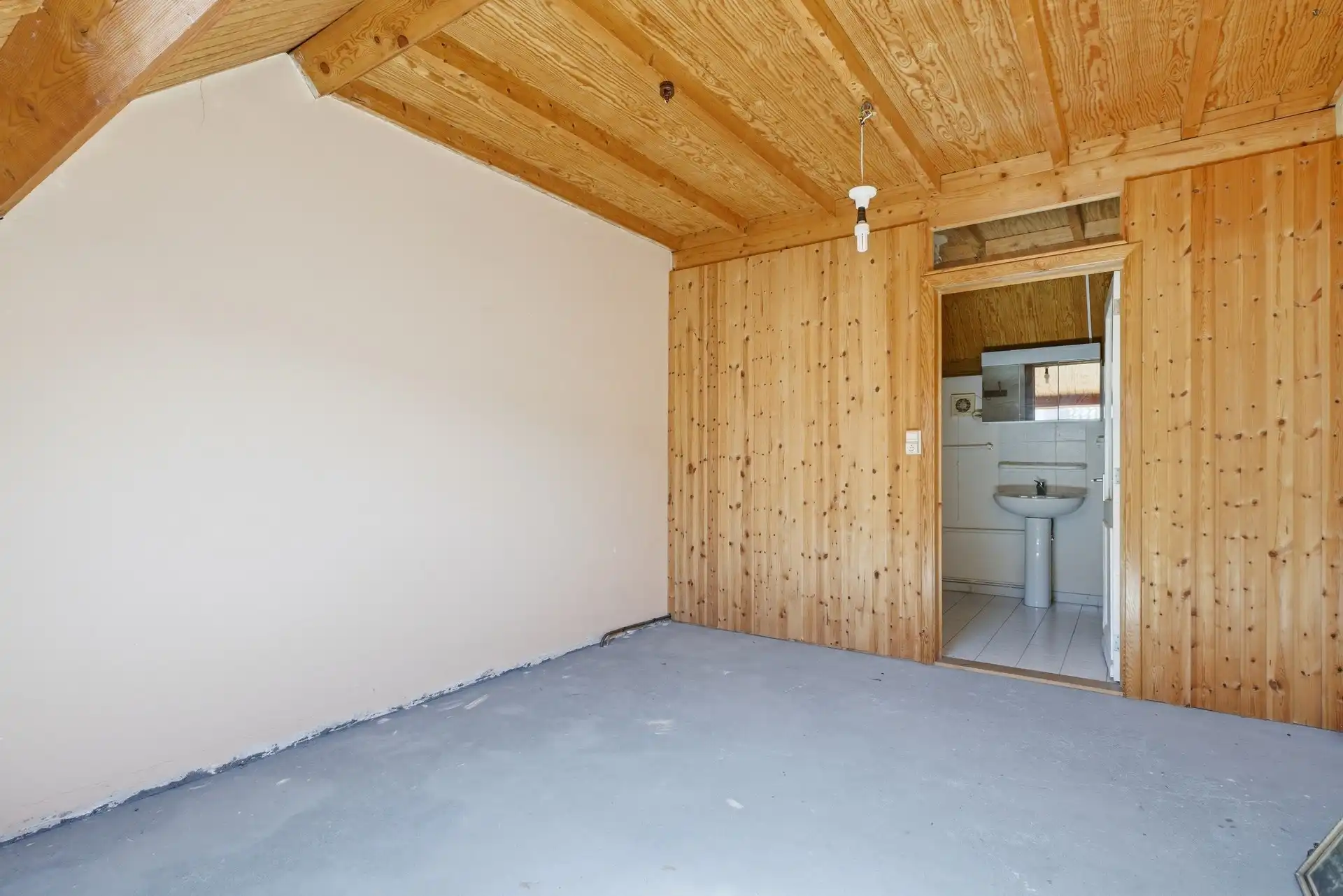 degelijke en op te frissen woning met 4 slaapkamers en 2 badkamers foto 12