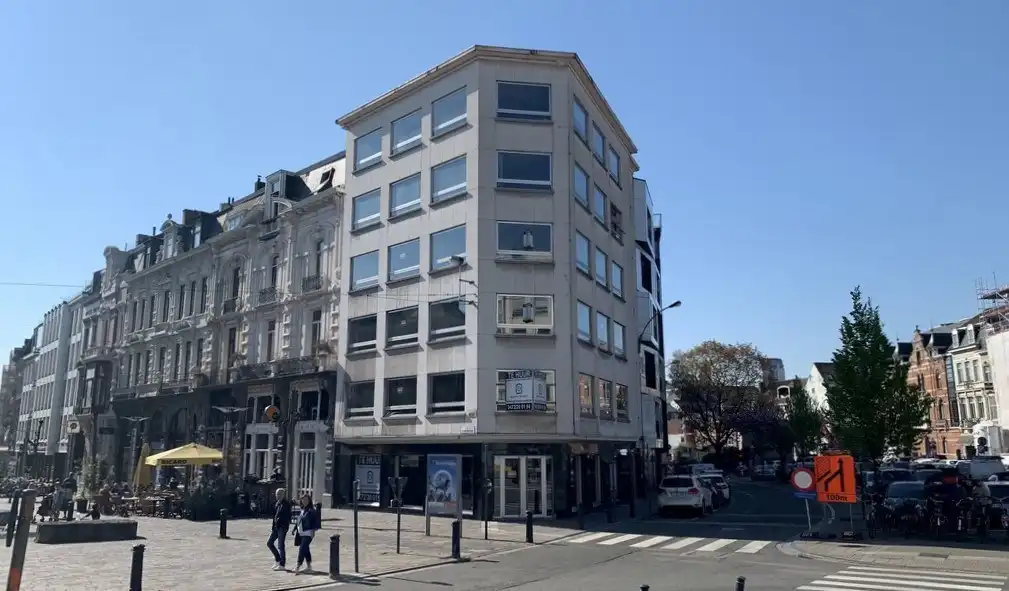 Ingedeeld en lichtrijk kantoor te huur in hartje Gent foto 2