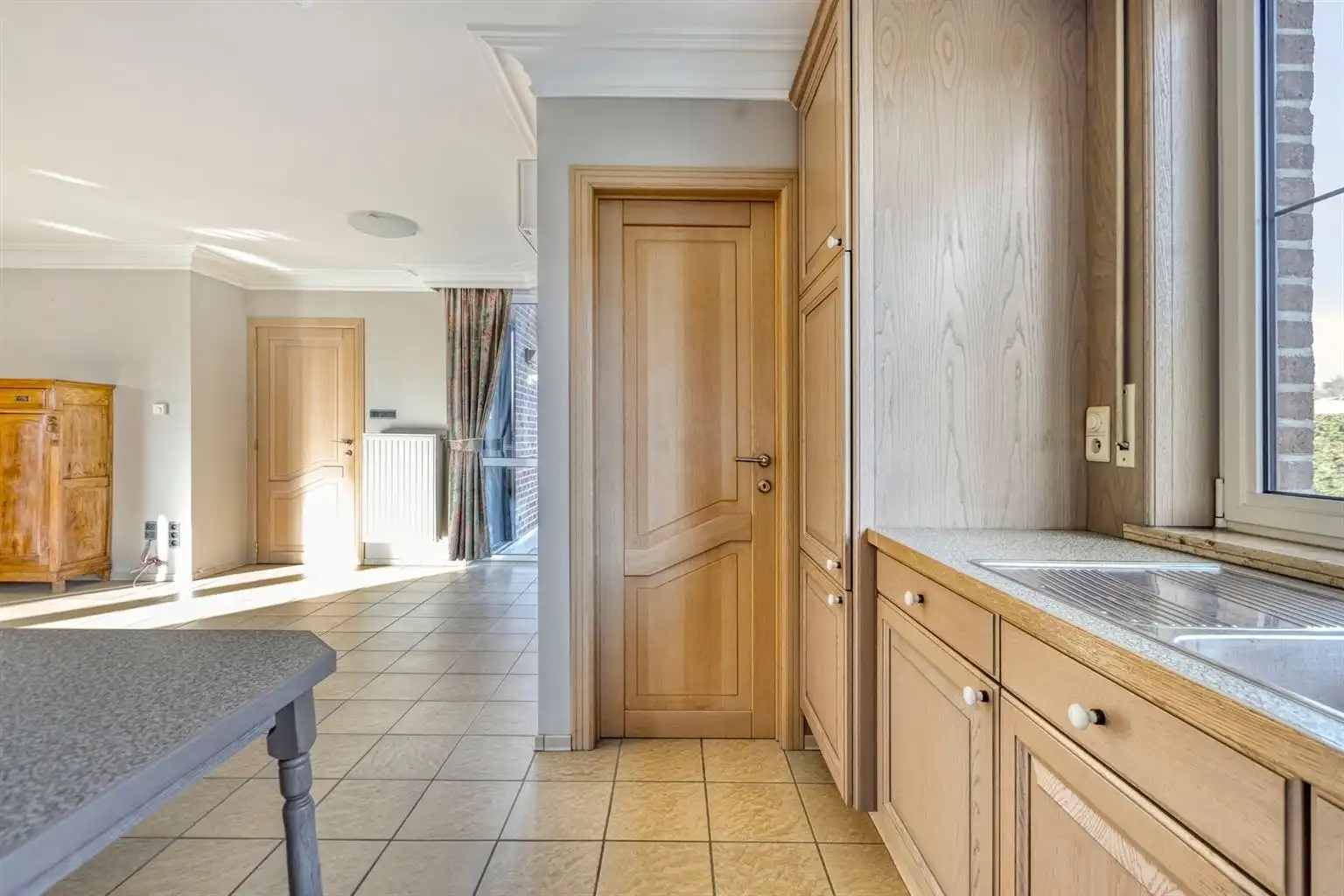 Ruime, vrijstaande woning op een perceel van 965m2 met 3 slaapkamers, inpandige garage en tuin, rustig doch centraal gelegen in Oud-Dilsen. foto 6