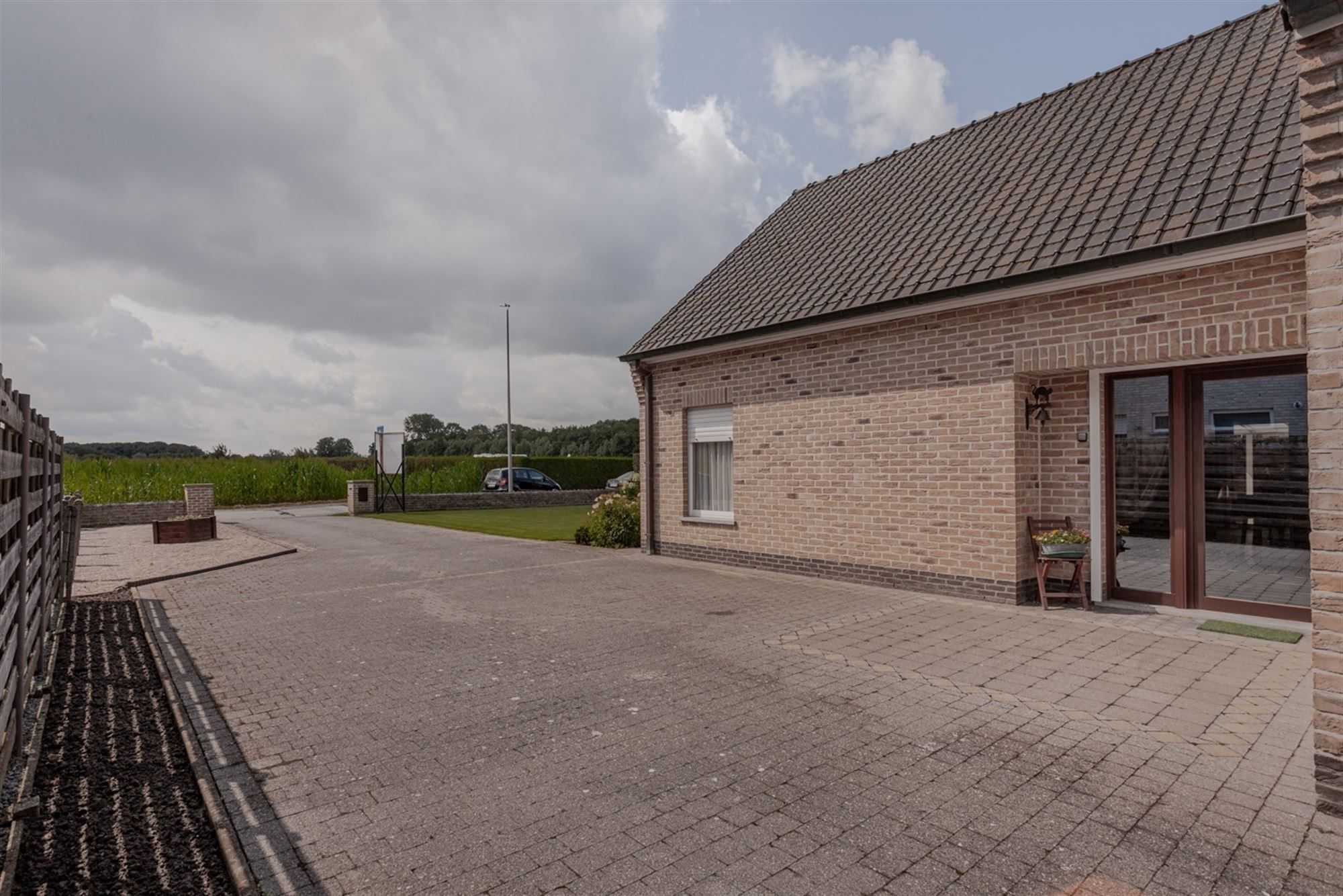 Instapklare woning op toplocatie centrum Laarne met grote tuin! foto 26