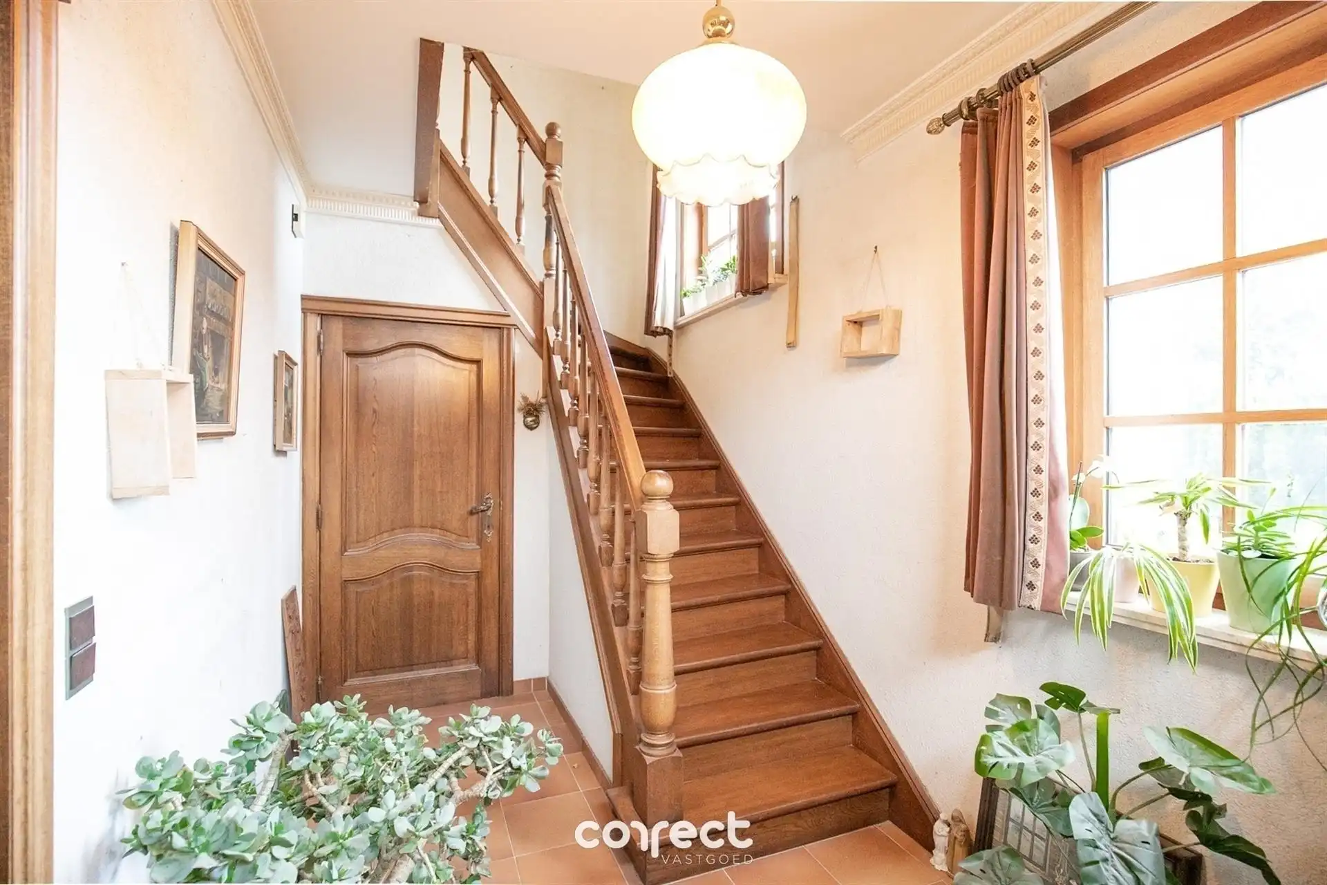 Centraal gelegen burgerwoning met garage, groot bijgebouw en ruime tuin. foto 3