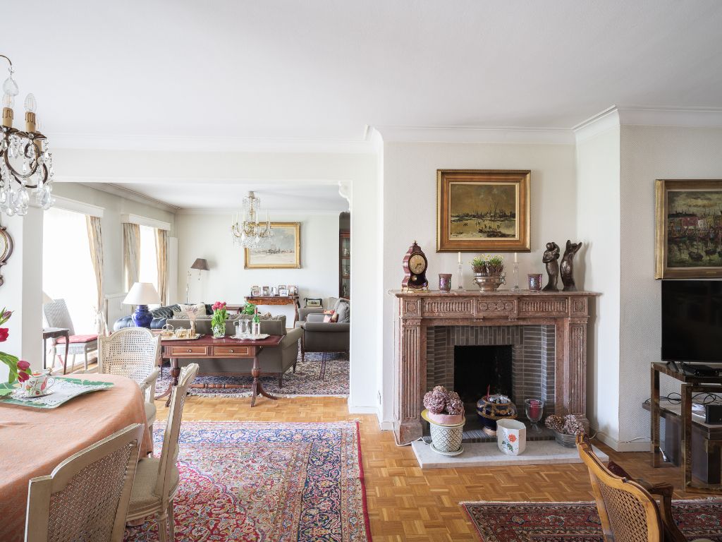 Ruim en stijlvol 4 slpk-appartement (bew.opp. 274 m2) met terras, gelegen op de eerste verdieping van de standingvolle residentie ‘Trianon’ op slechts 10 minuten van 'Centrum Gent'. foto 3