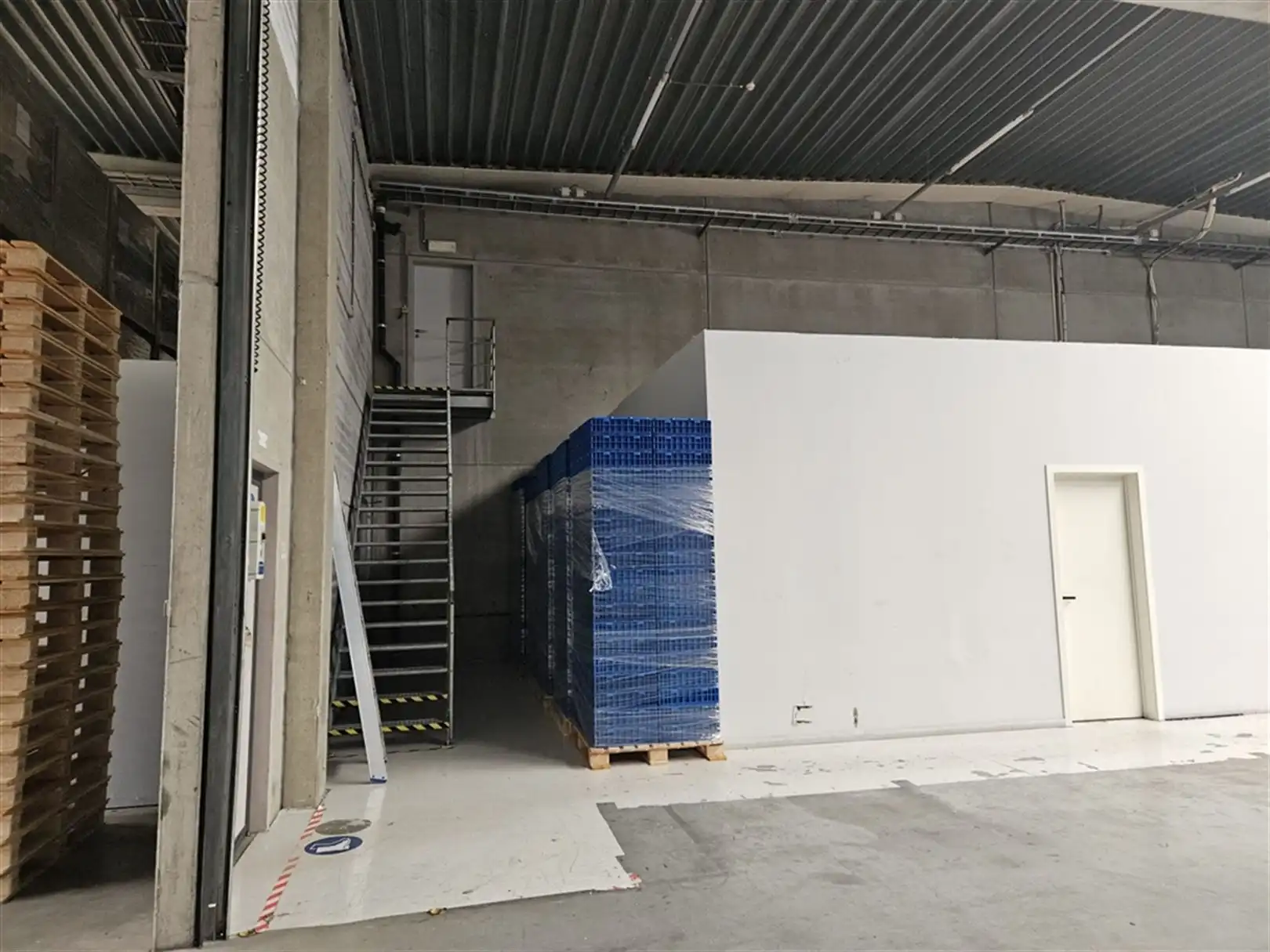 Magazijn met kantoor en verhard terrein te Desteldonk foto 9