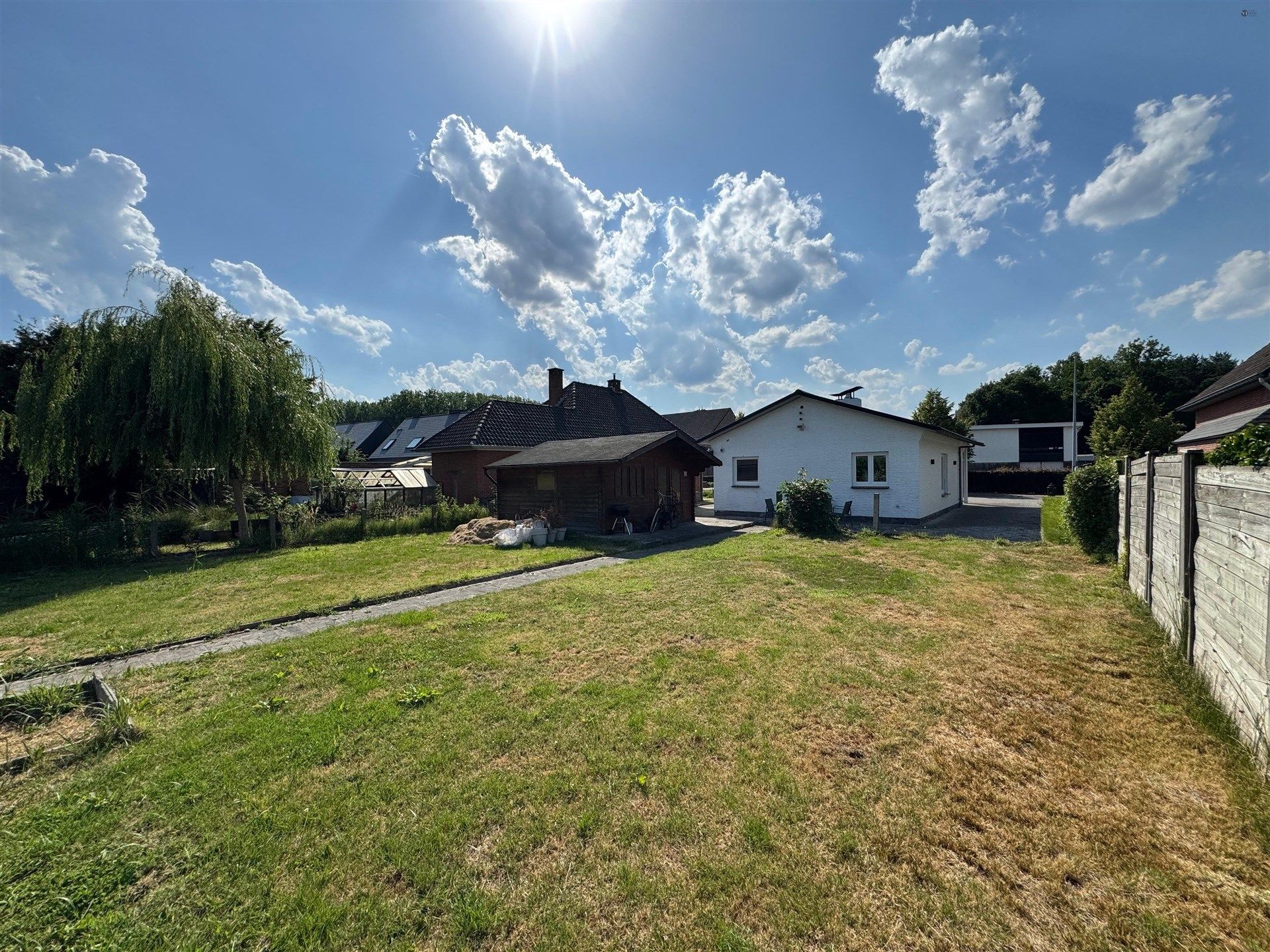 Centaal gelegen bungalow op 667m² grond foto 15