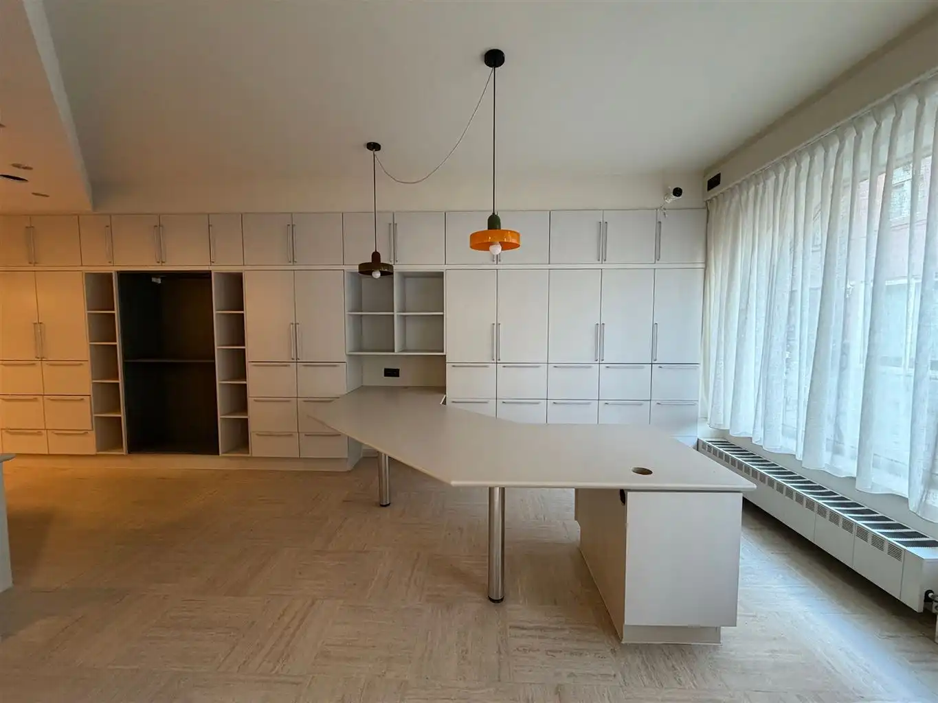 Instapklare kantoorruimte of praktijkruimte. Reeds voorzien van burelen en verlichtingsarmaturen vlakbij de Markt en de Hepperpoort. foto 5