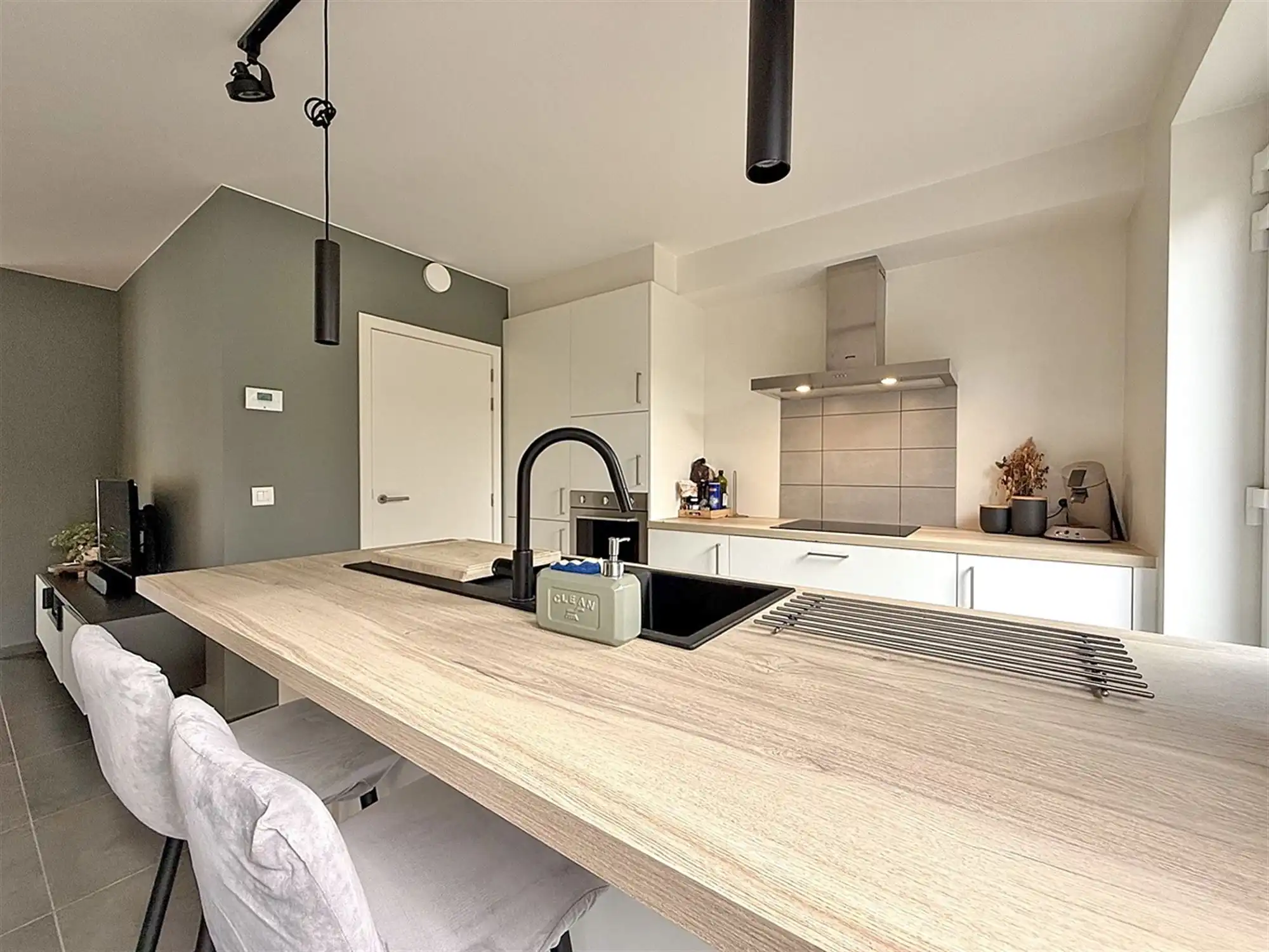 Recente, instapkl. WONING met 3 slpks, terras / tuin & 2 autostnpltsn foto 6