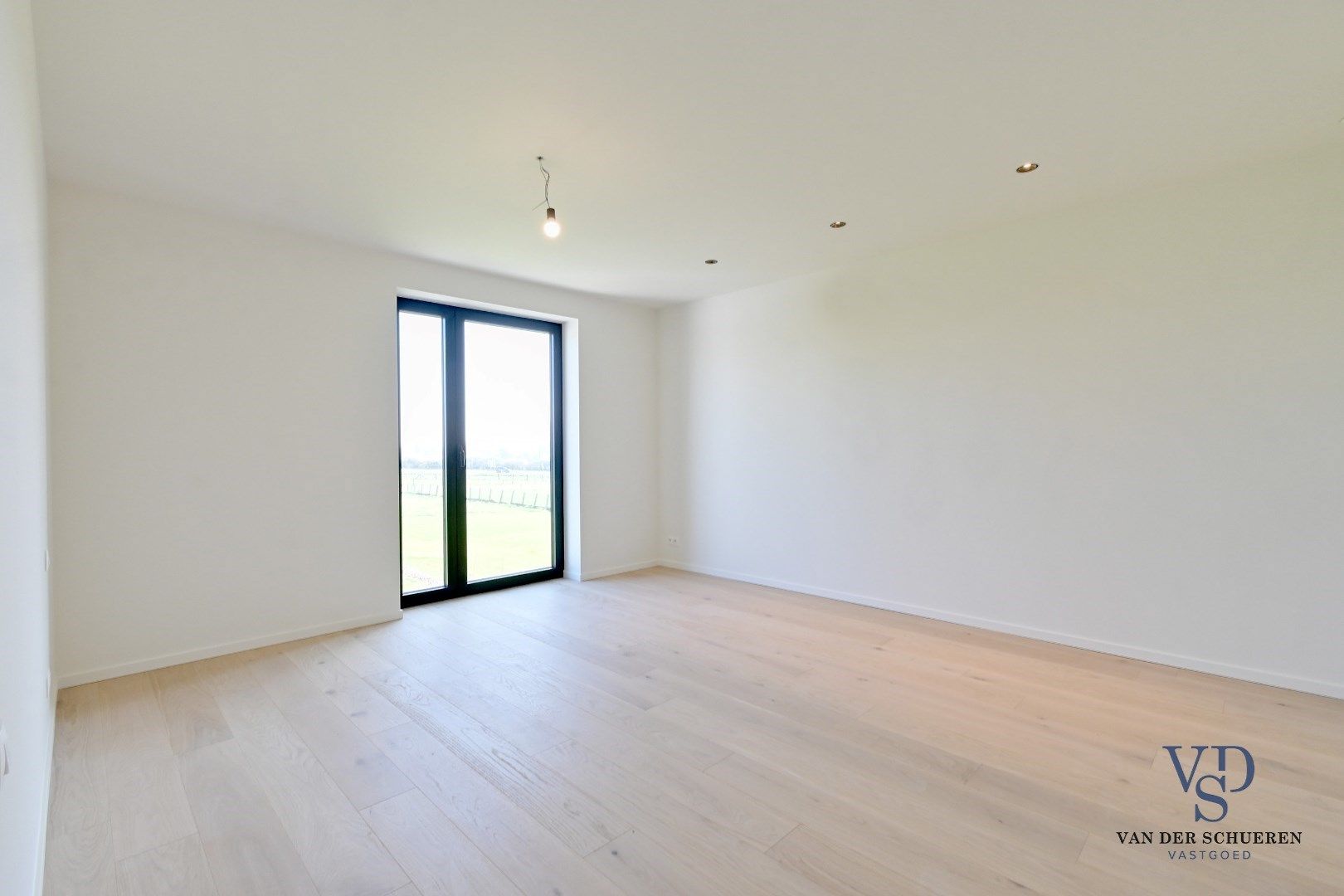 Half Open Bebouwing met buitenberging en carport foto 22