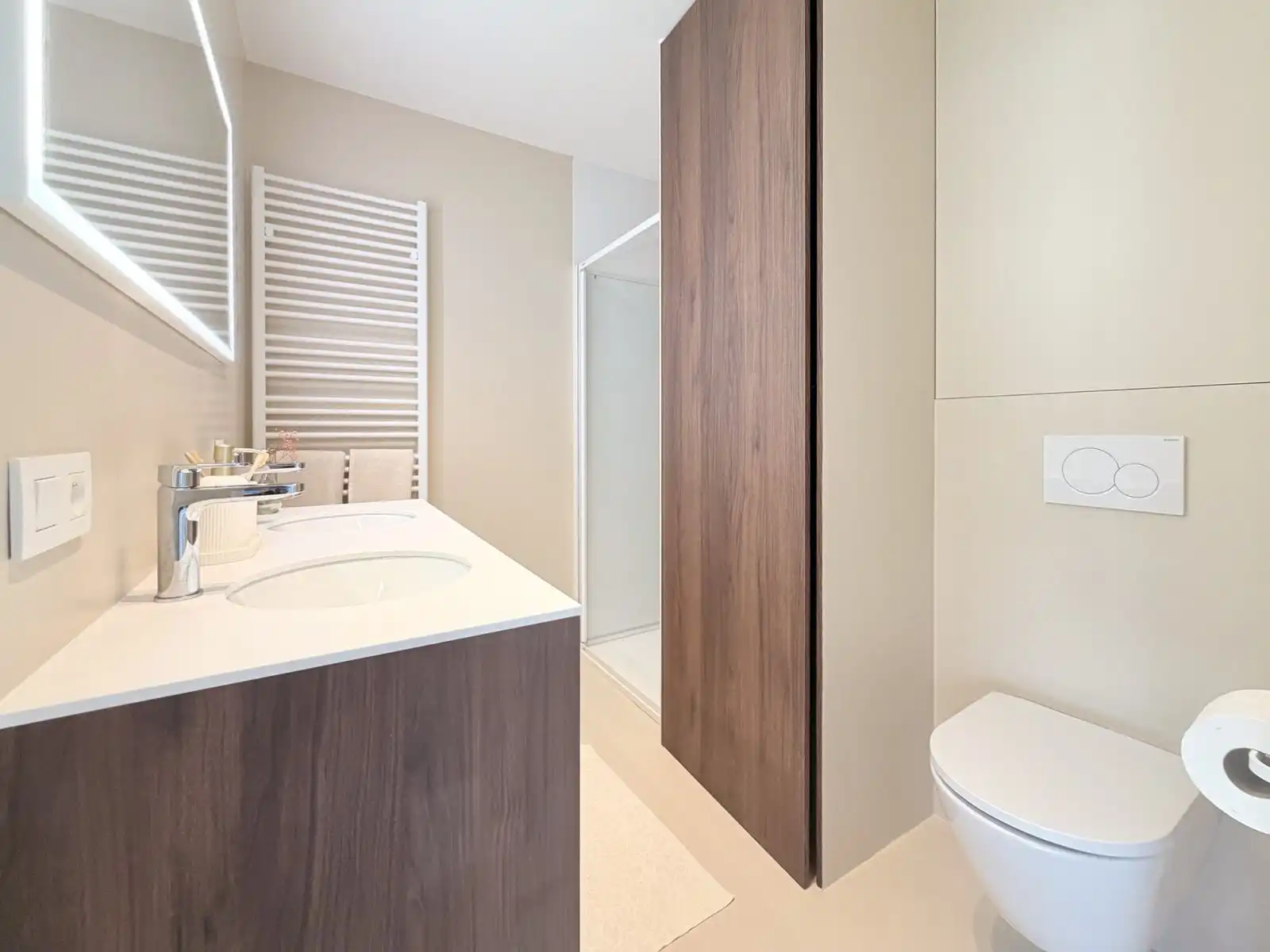 Gerenoveerd hoekappartement met terras , 3 slaapkamers, vlakbij zee foto 9