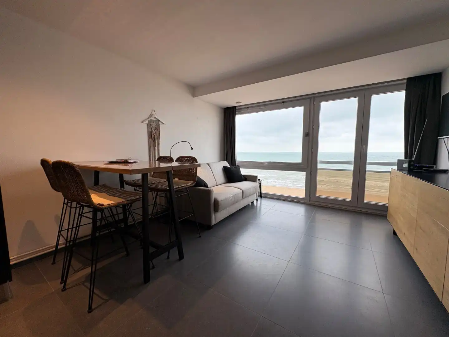 Te koop: gerenoveerde studio met frontaal zeezicht – ideaal als investering* foto 12