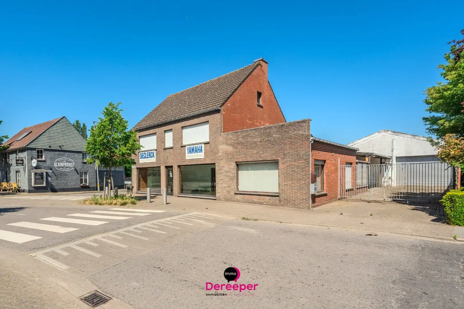 Karaktervolle woning met ruime bijgebouwen, showroom en atelier op een perceel van 2.084 m² foto {{pictureIndex}}