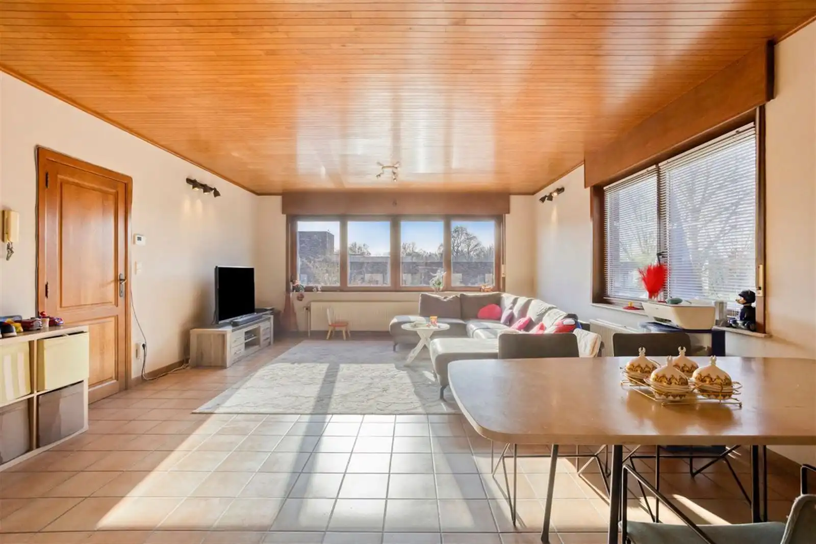 Ruime 3-gevel woning (274m²) met 3 slaapkamers, grote garage en mooie tuin foto 4