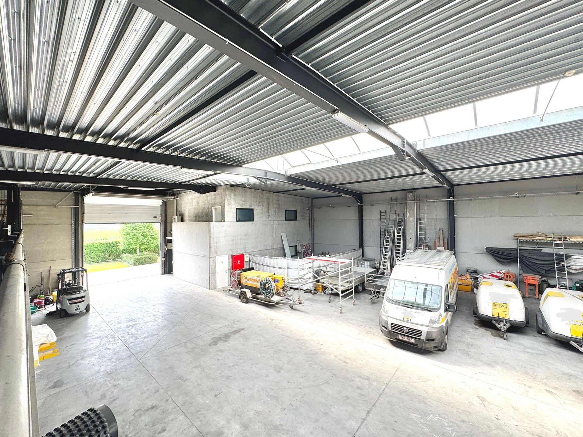 MAGAZIJN MET BURELEN IN KMO ZONE INDUSTRIE foto 12