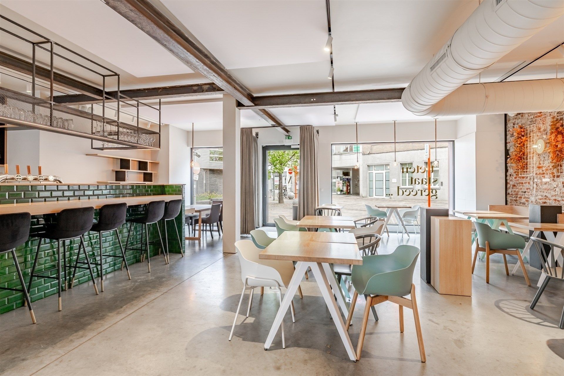 Instapklaar hoogwaardig restaurant inclusief inrichting en meubilair  foto 2