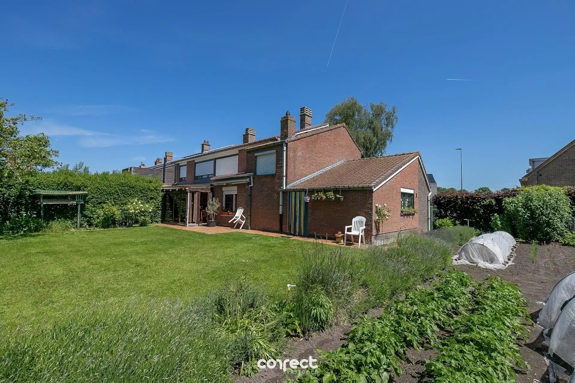 Op te frissen woning op ruim perceel van 857 m². foto 18