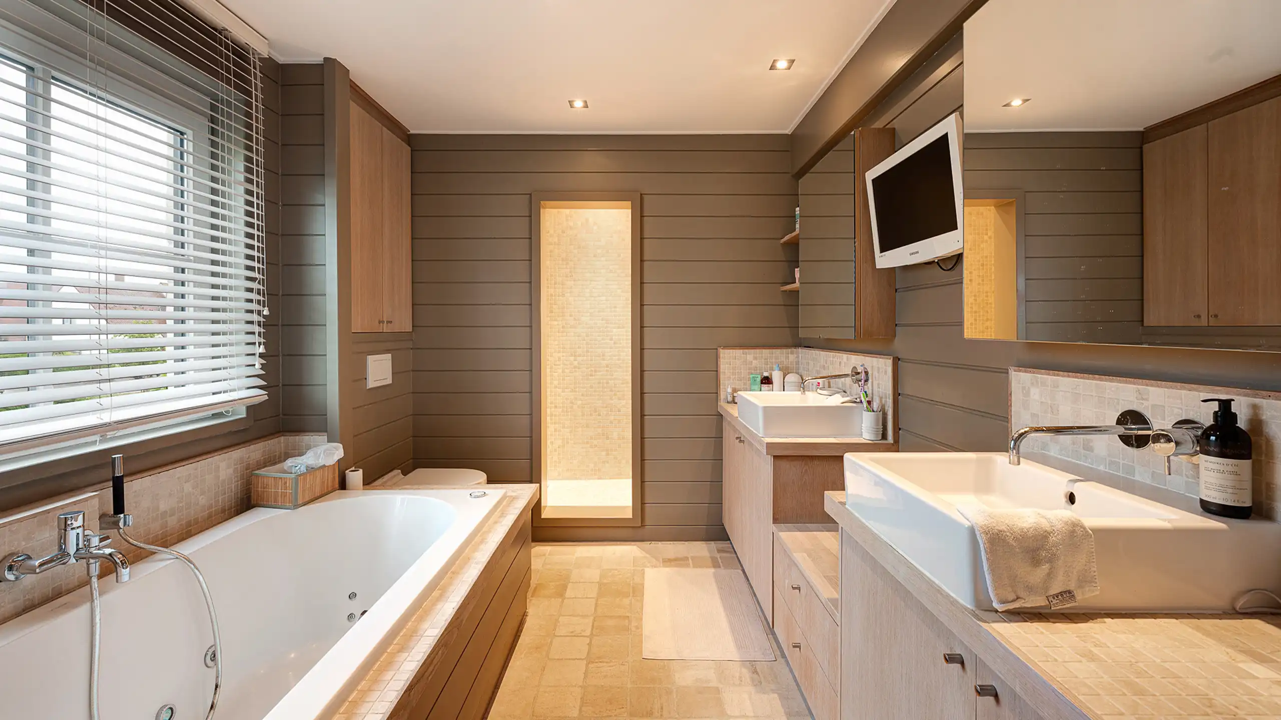 Exclusieve villa met zwembad en panoramisch polderzicht foto 21