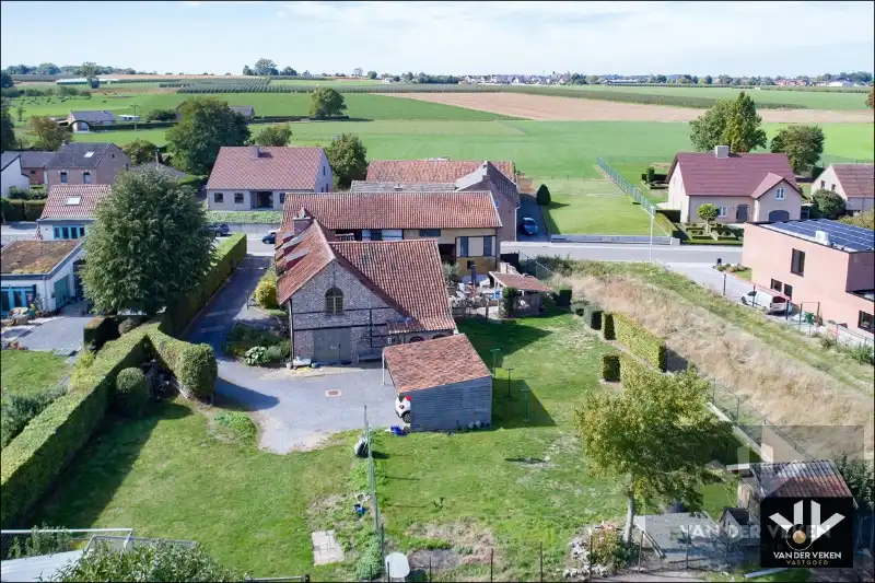 Volledig gerenoveerde, instapklare hoeve met authentieke elementen en sfeer in het hart van Haspengouw - een charmante woning én een ideale locatie om uw evenementenlocatie, B&B, kantoor, ... te vestigen! foto 33