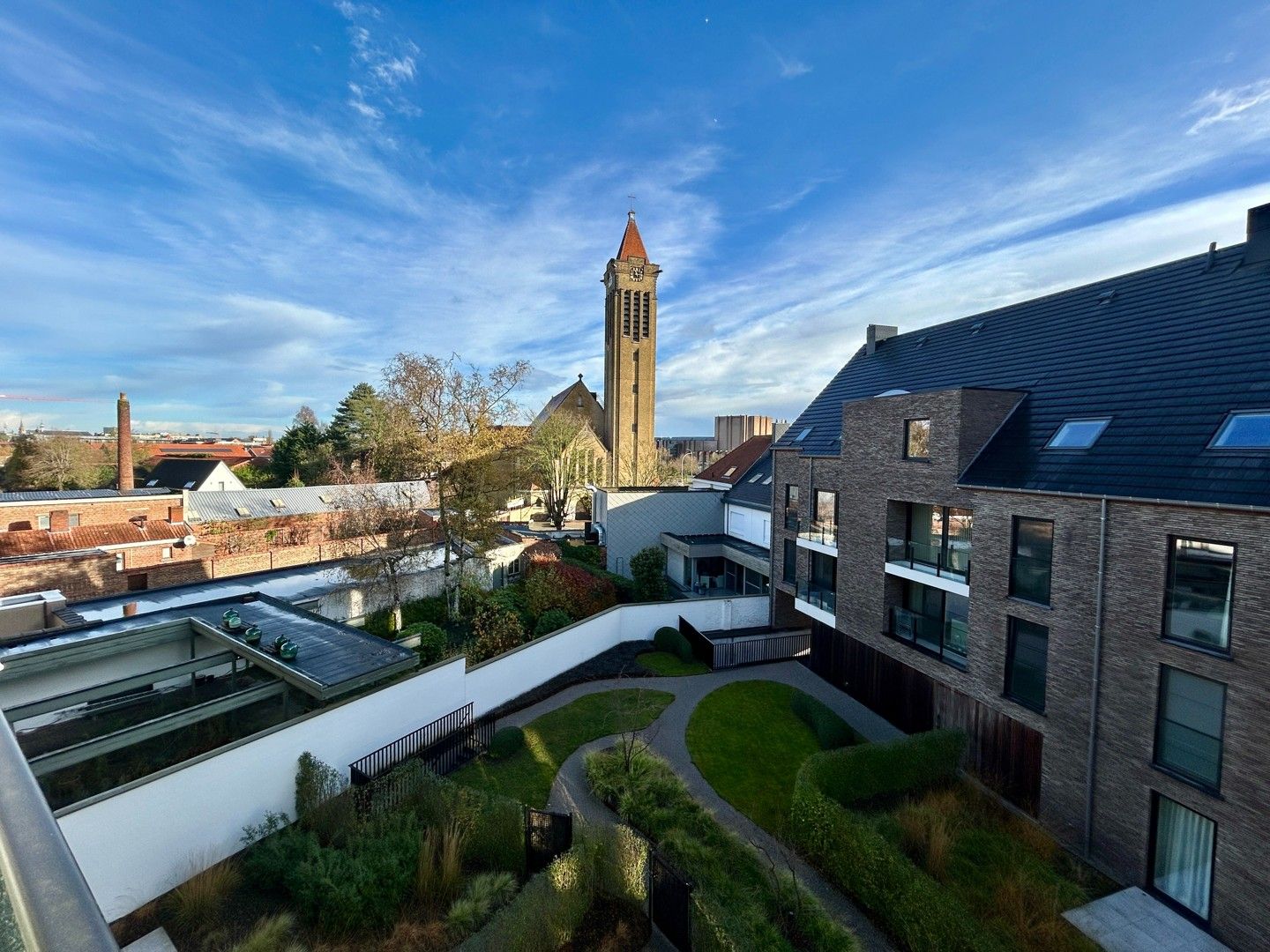 Instapklaar twee-slaapkamerappartement met zicht op stadspark te centrum Roeselare! foto 12