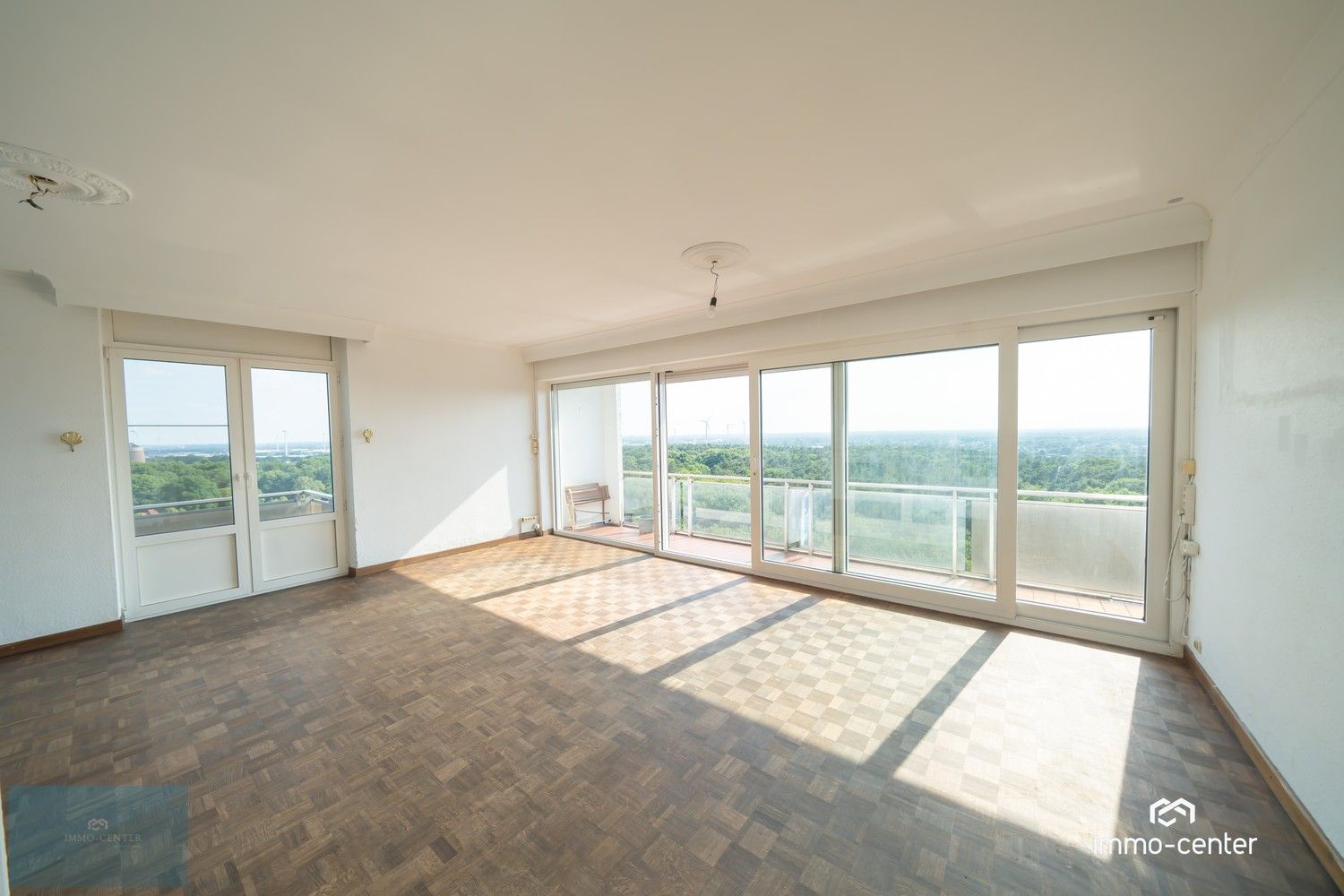 Ruim appartement met 4 slaapkamers en 3 terrassen in hartje Genk! foto 4