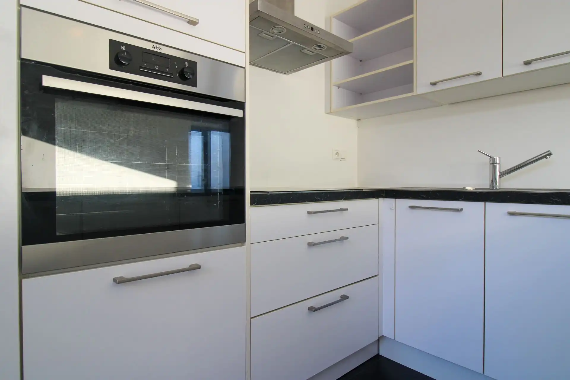 Instapklare gezinswoning met 3 slaapkamers, carport en onderhoudsvriendelijke tuin in het hart van Uikhoven! foto 7