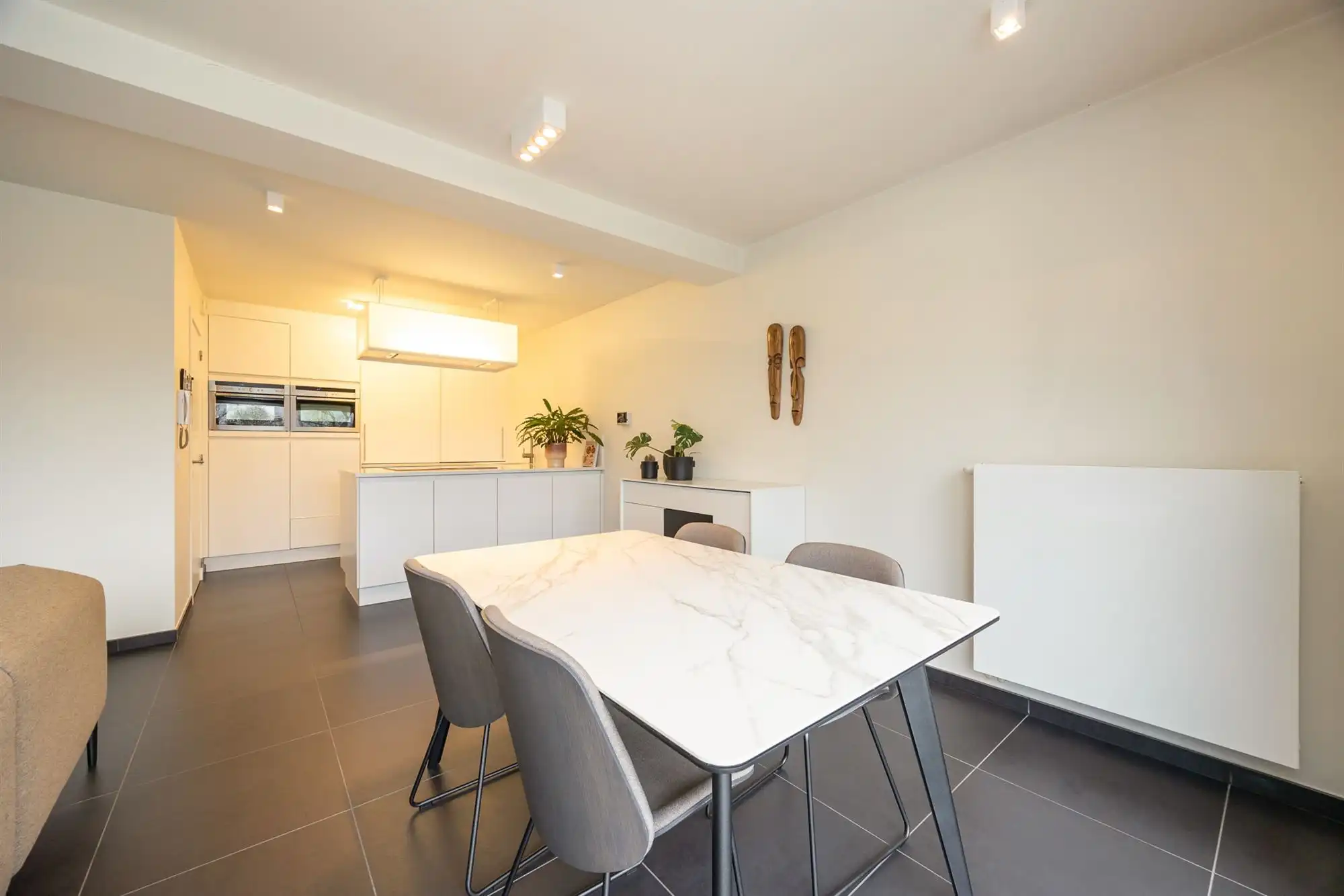 Instapklaar gelijkvloers appartement met tuin en carport foto 19