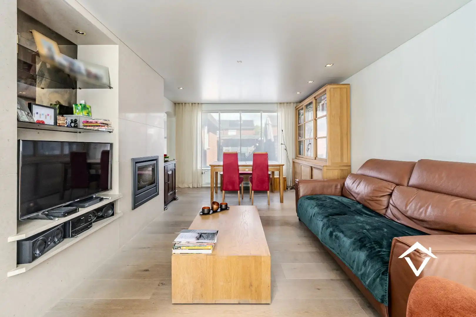 Recente halfopen bebouwing met 3 slaapkamers, garage en terras tuin foto 4