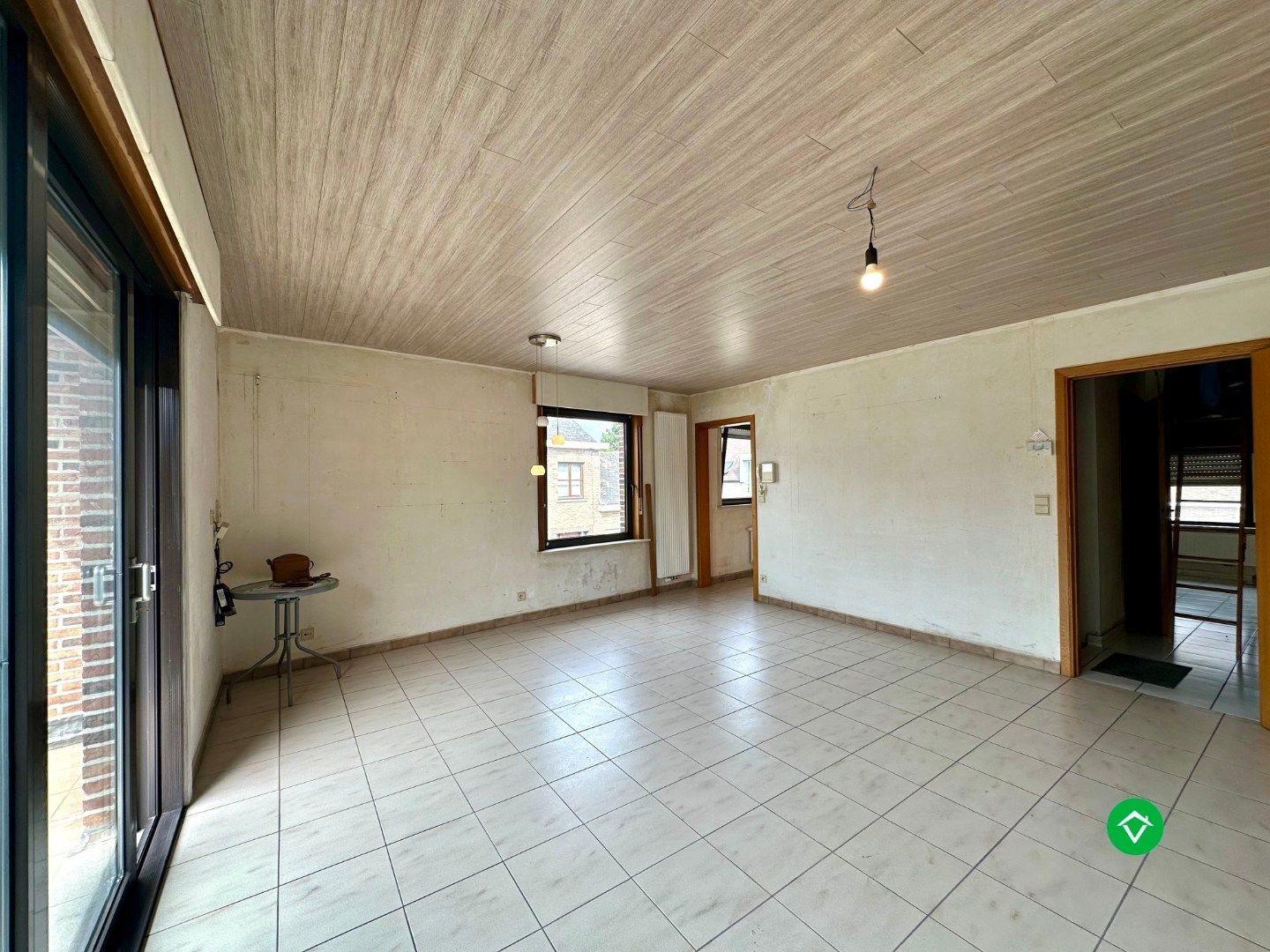 Ruim duplexappartement met terras en garage nabij centrum Roeselare foto 4