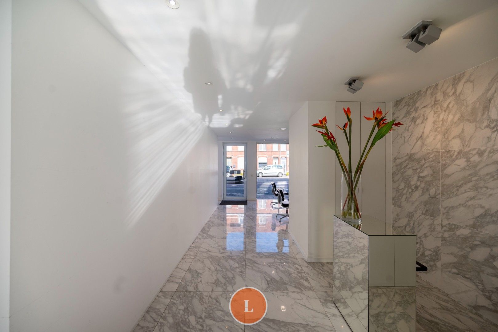 Woonhuis gedeeltelijk ingericht als kapperszaak en gemakkelijk te veranderen in trendy woning foto 3