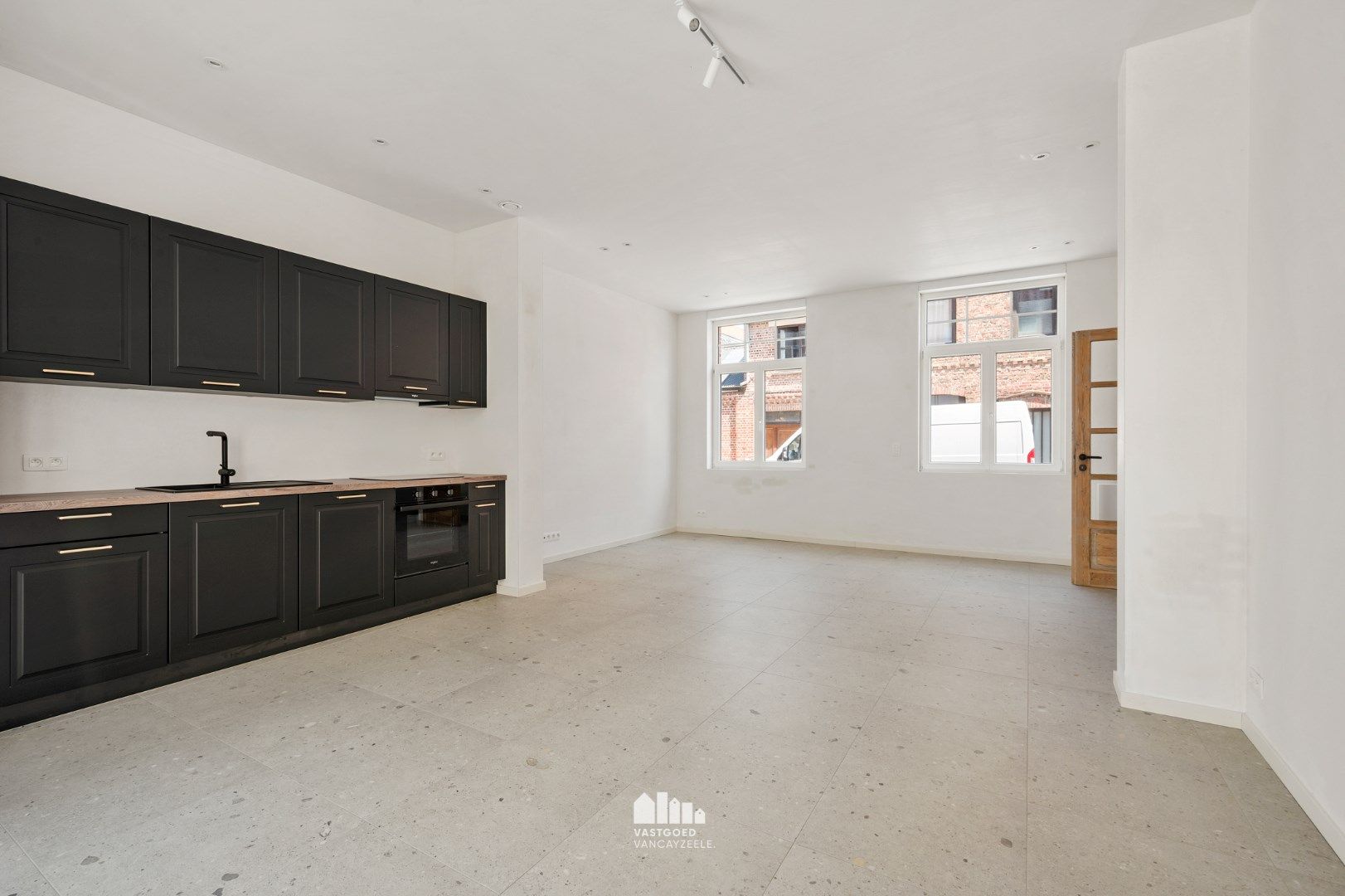 Volledig gerenoveerde herenwoning met grote koer op centrale ligging.  foto 15