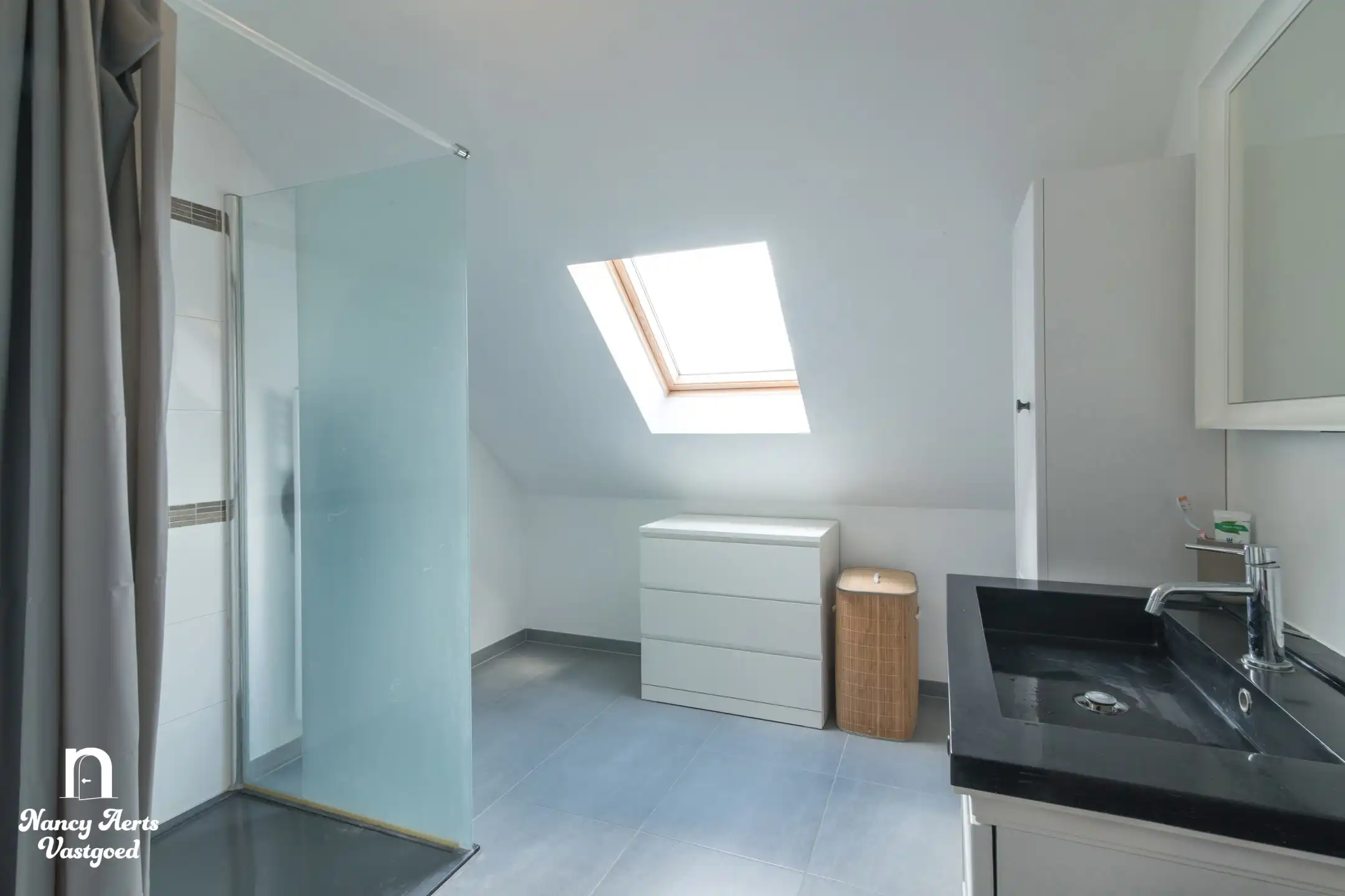 Instapklaar duplex-appartement met terras en 2 parkings foto 21
