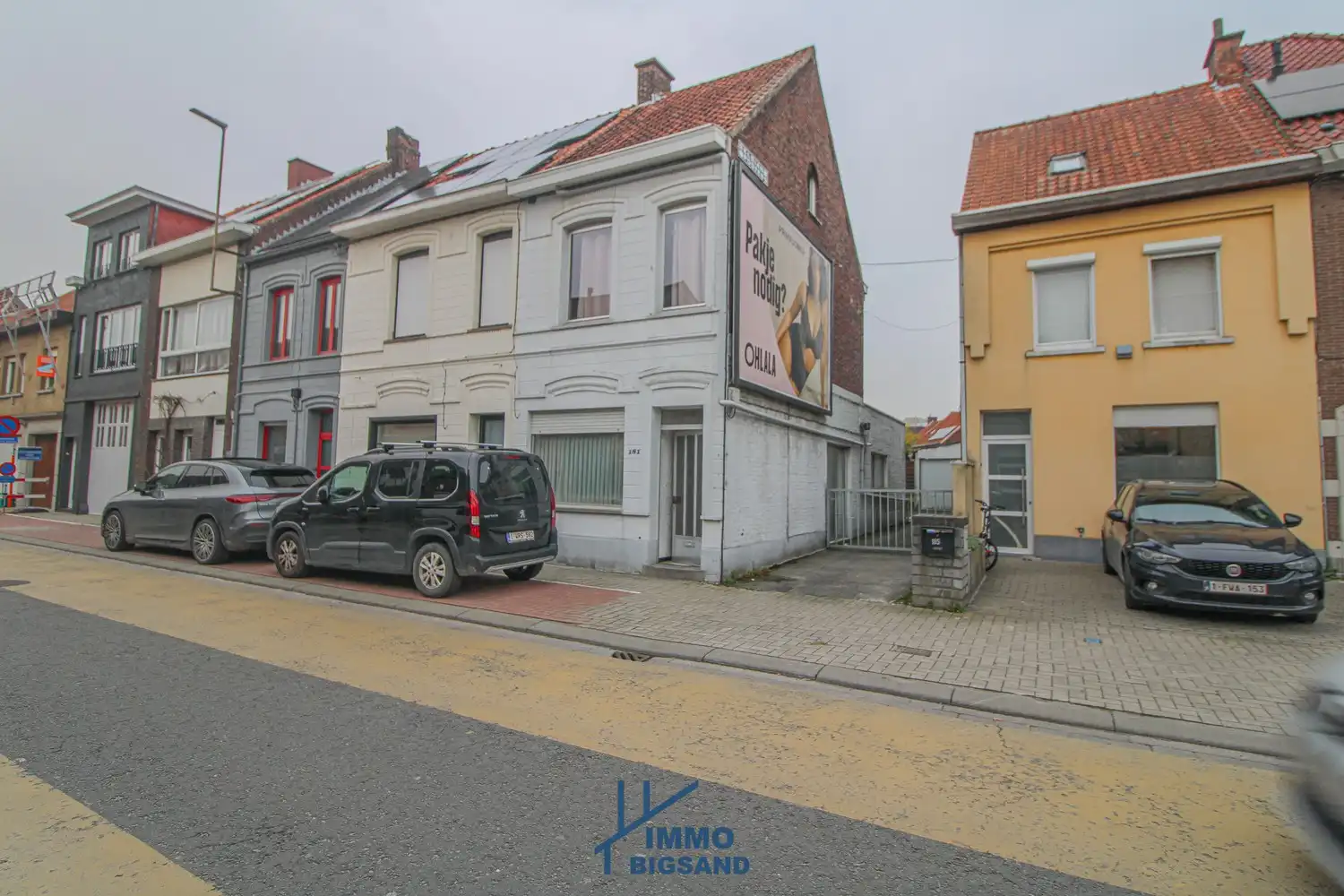 Hoofdfoto van de publicatie: Halfopen woning met diepe oprit met garage en tuin
