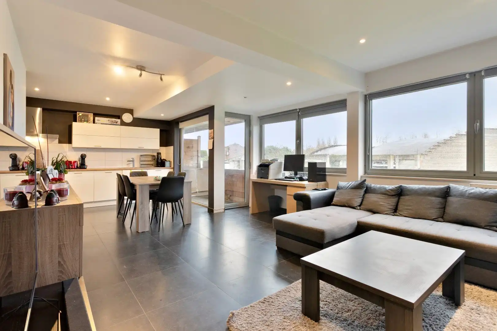 Recent lichtrijk 2slpk-appartement met terras, garagebox en kelder foto {{pictureIndex}}