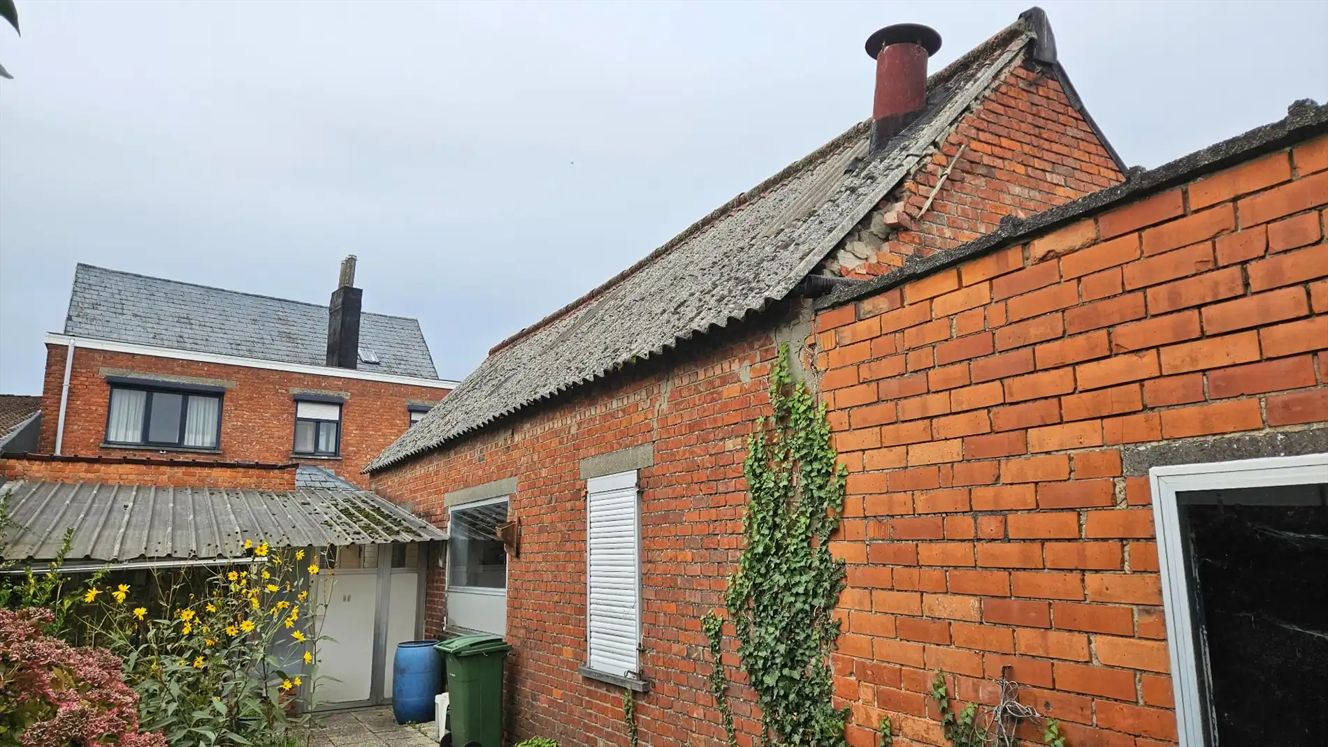 Ruime en stevige op te frissen woning met 4 slk, garage en tuin (met bijgebouw)  foto 17