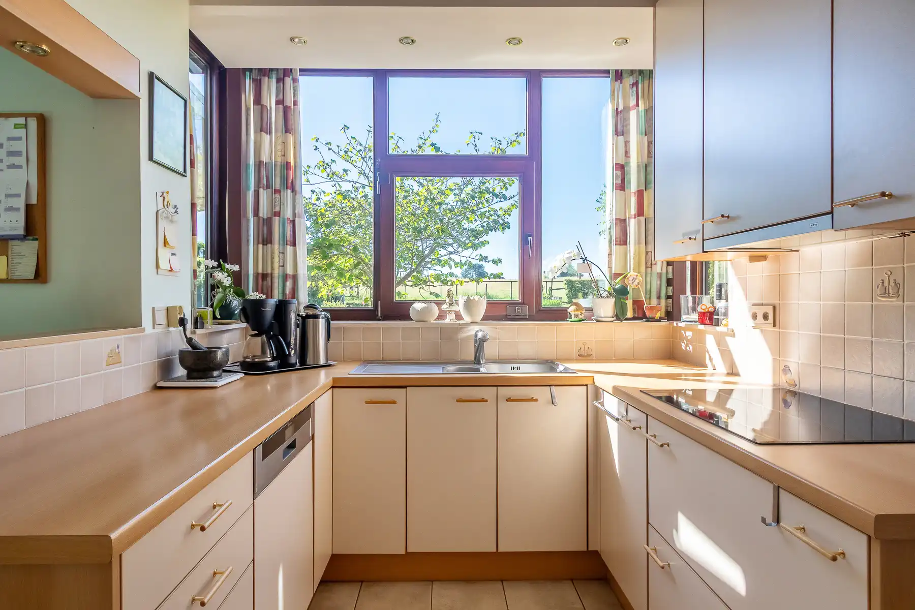 Woning met 3 slaapkamers, inpandige garage en weidse tuin foto 11