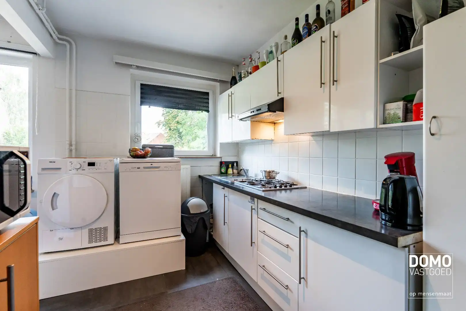 RUIM APPARTEMENT MET 2 SLAAPKAMERS, 2 ZOLDERKAMERS EN 2 GARAGES TE RUNKST foto 6