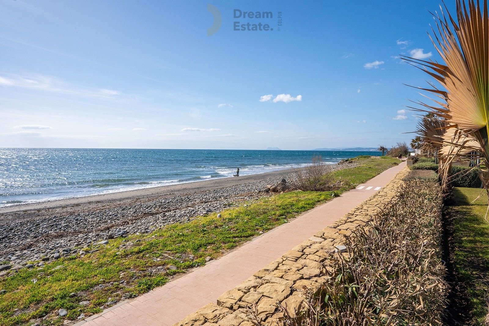 Gerenoveerd penthouse in een frontline strand project te Estepona. foto 6