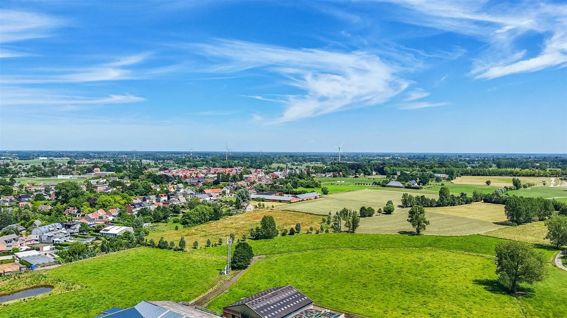 Statige woning met vrij uitzicht & vergund bijgebouw foto 6