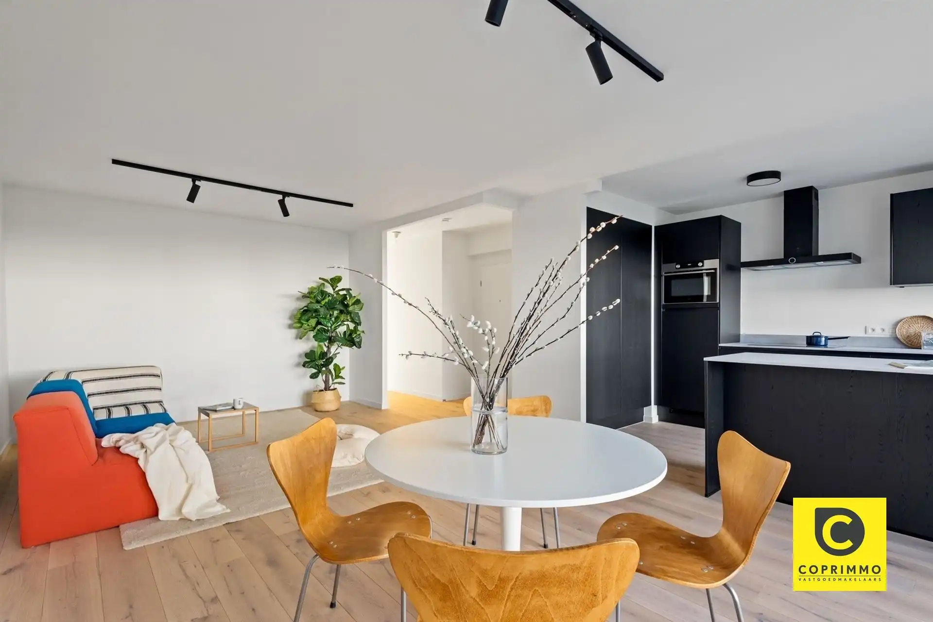 Gerenoveerd 2 slaapkamer app met 2 terrassen! foto 2