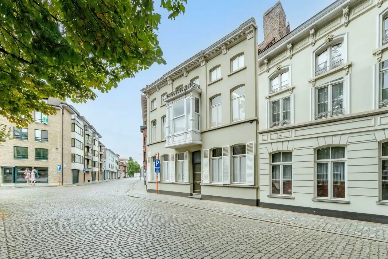 Hoofdfoto van de publicatie: Karaktervol herenhuis uit 1874 op unieke historische locatie in Kortrijk