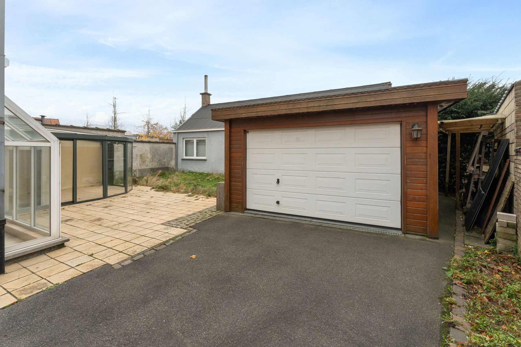 Centraal gelegen woning met 4 slpk , 2 garages en stadstuin foto 2