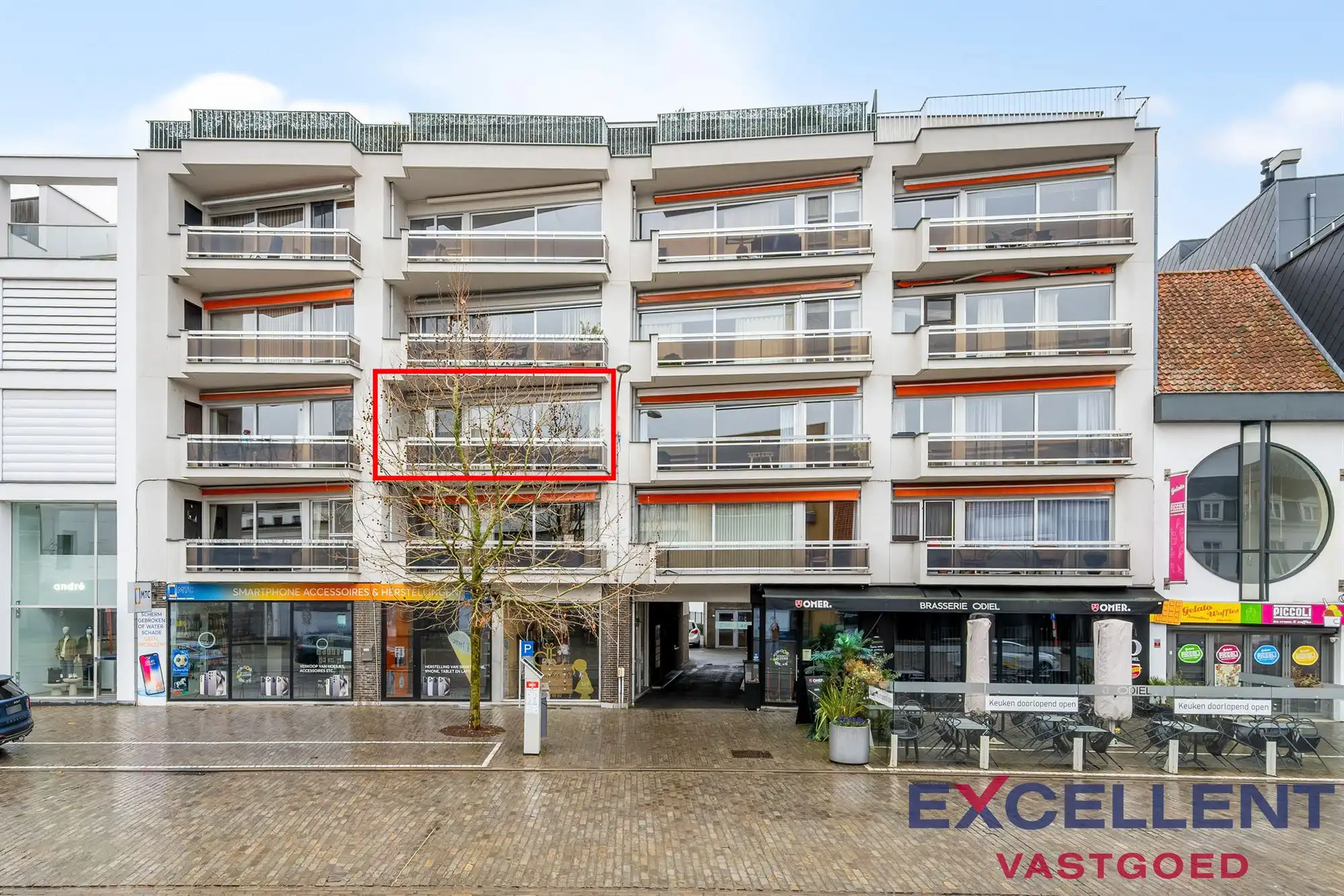 Centraal gelegen 2 slpk appartement op de Markt van Deinze  foto {{pictureIndex}}