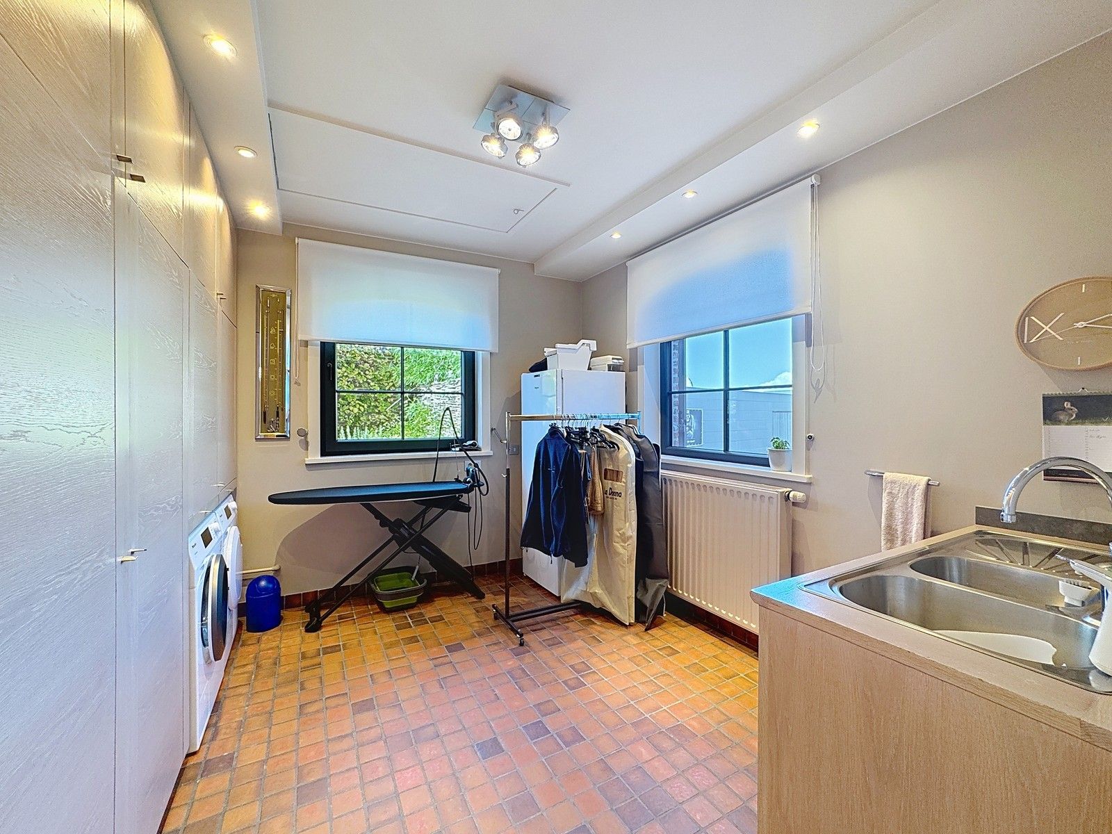 Instapklaar, luxueus afgewerkte VILLA (5 slpkms, dubbele garage, ...) met BIJGEBOUWEN (stallingen en bergplaats) te Ingelmunster. Grondopp.: 2.814m2 foto 9