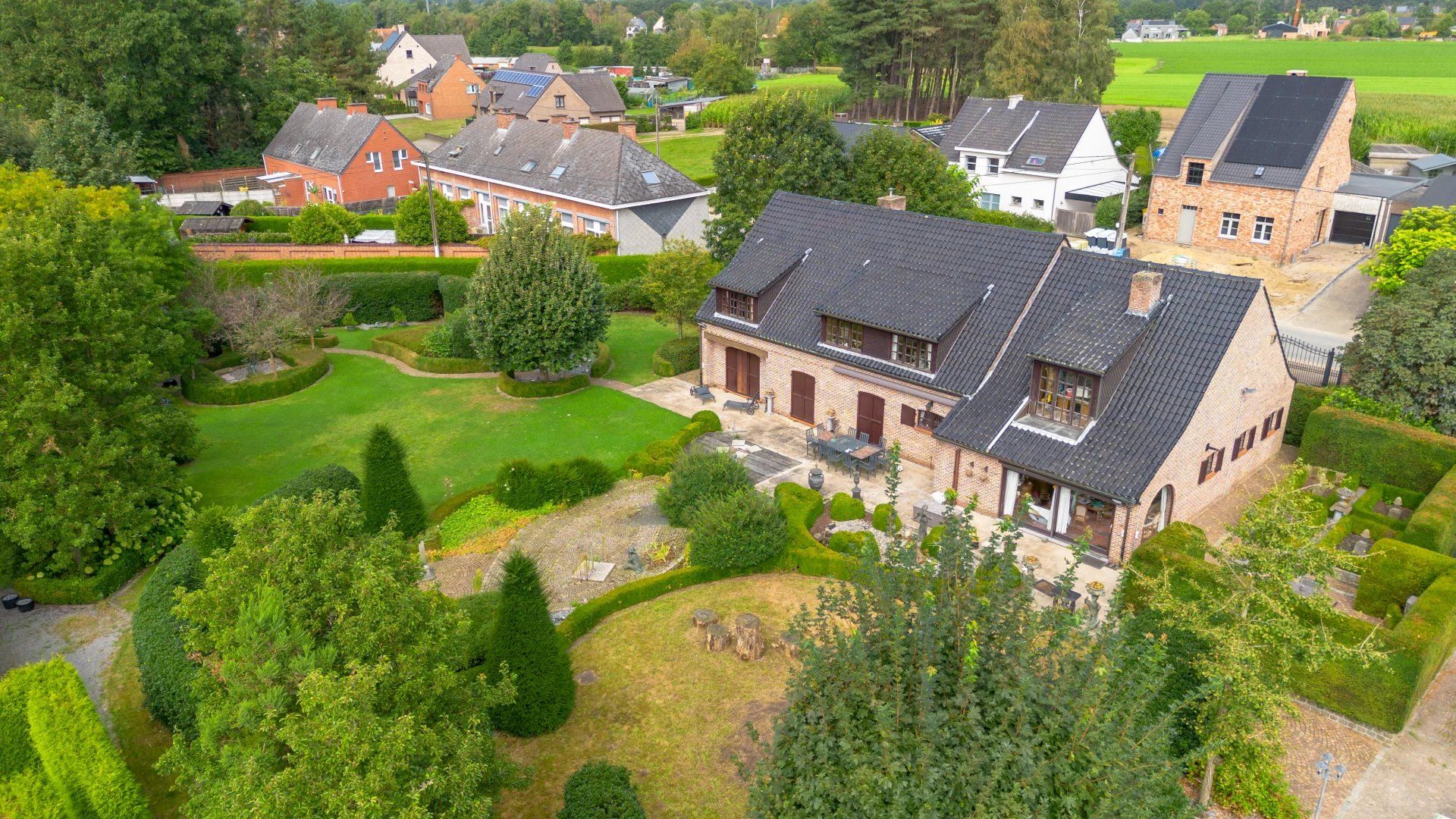 Zeer ruime villa met 5 slaapkamers in een prachtige parktuin van 27are. foto {{pictureIndex}}