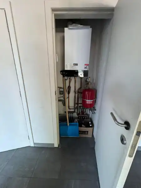 Handelspand van 122 m² in Genk-centrum, tegenover Shopping 1 foto 12