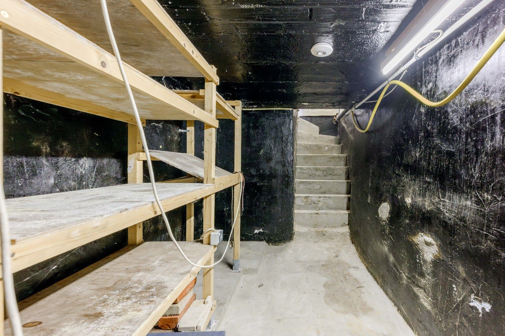 INSTAPKLARE STADSWONING (2 SLPKS) IN HARTJE TIELT MET GARAGE! foto 8