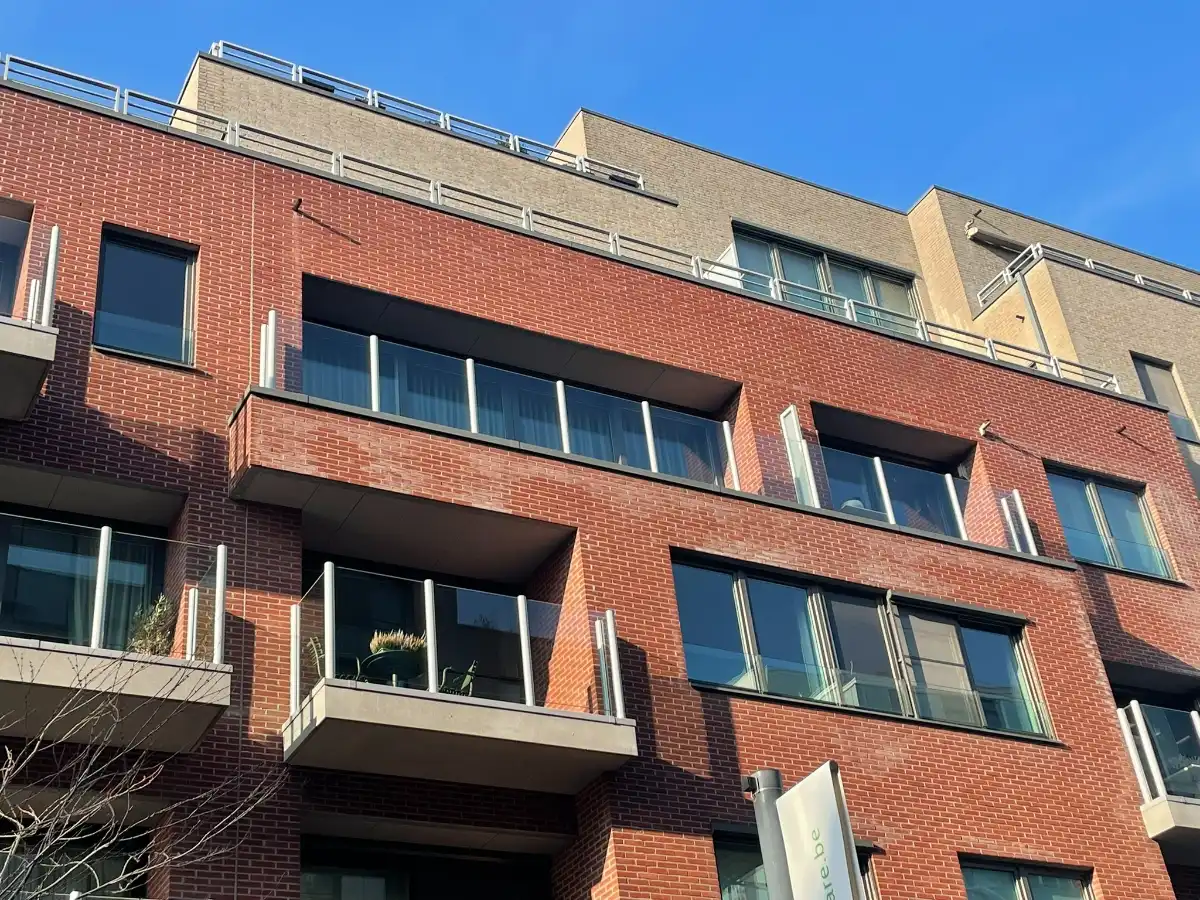 Instapklaar twee slaapkamer APP + terras, bergruimte & garage foto 4