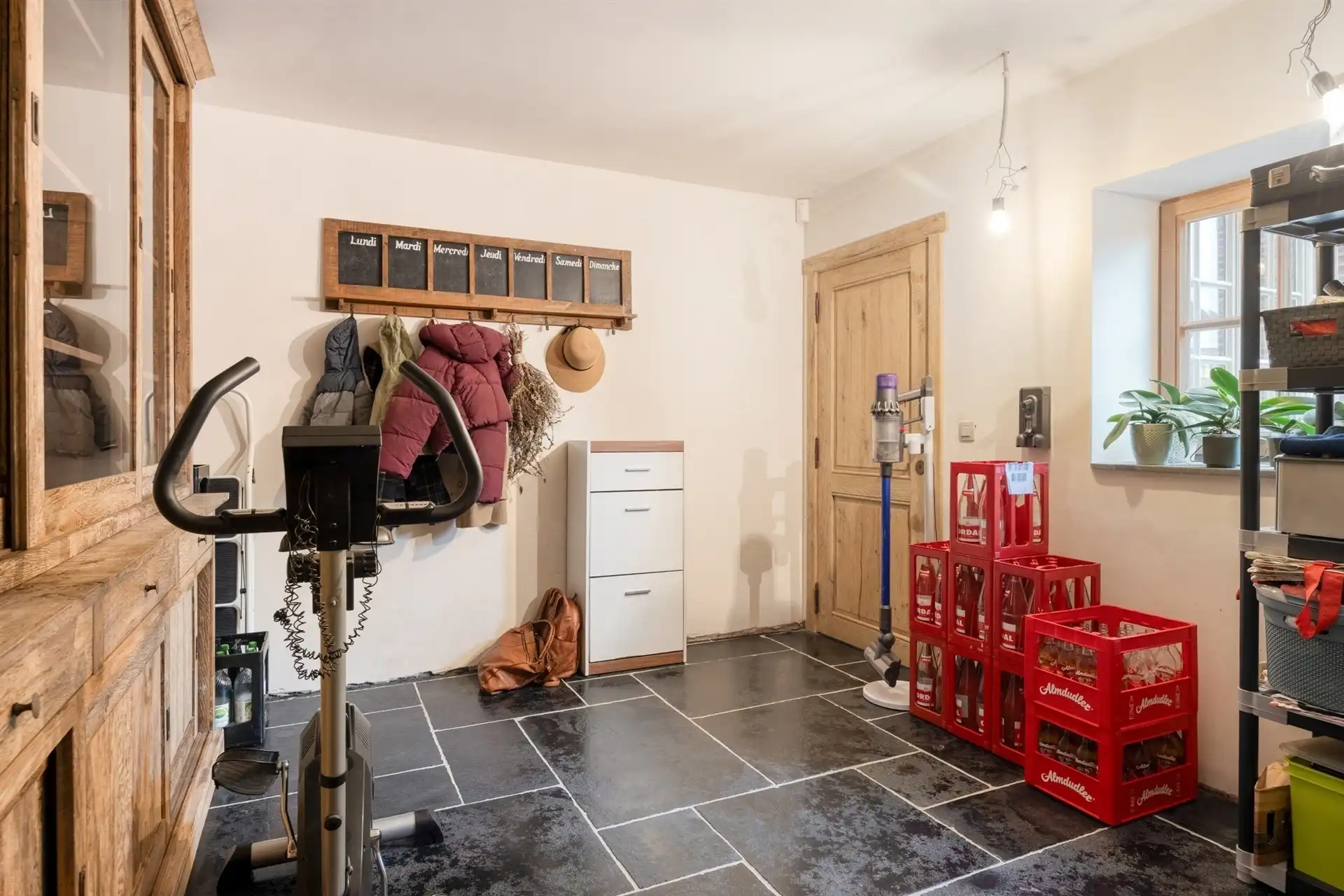 Volledige gerenoveerde woning met loods foto 17