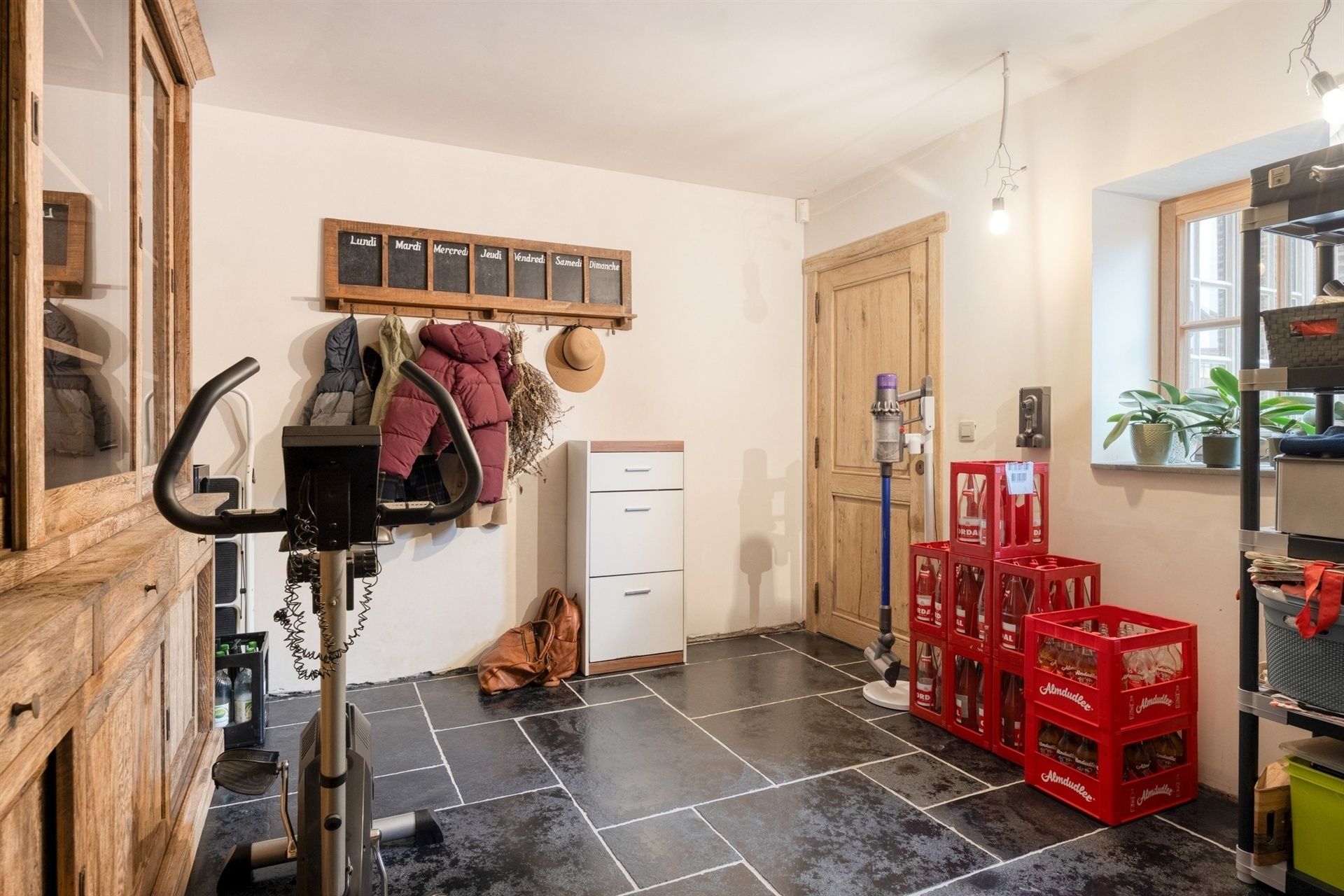 Volledige gerenoveerde woning met loods foto 17