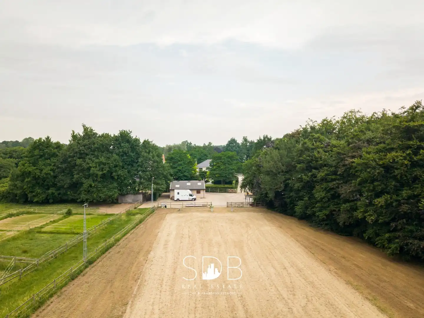 IN OPTIE - Prachtig landhuis met paardenfaciliteiten op 15.804m² foto 7