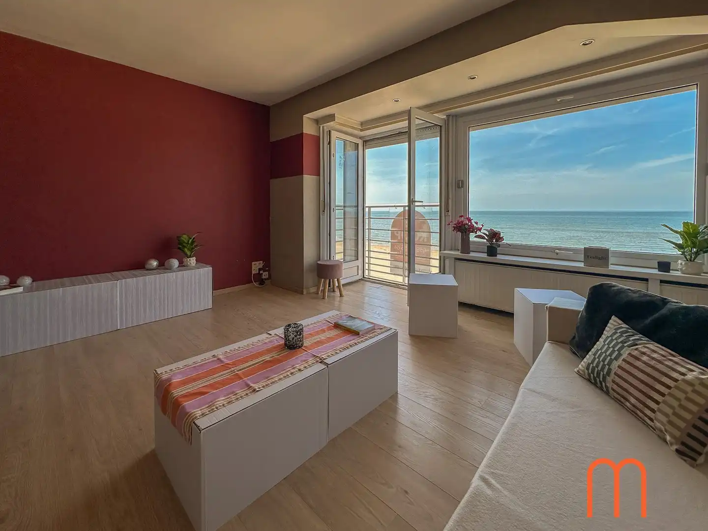 Appartement te koop op de Zeedijk in Mariakerke (Oostende) met frontaal zeezicht foto {{pictureIndex}}