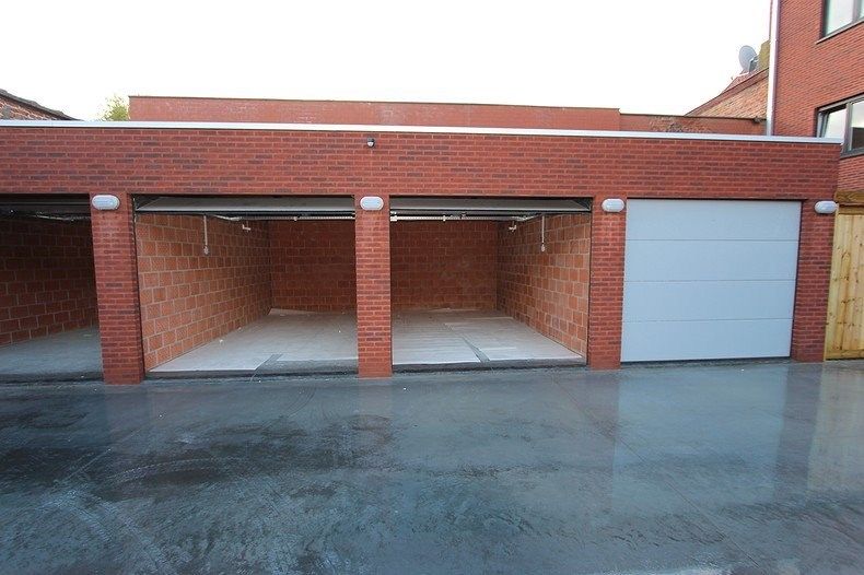 Afzonderlijke gemetste garage te huur centrum Roeselare  foto 2